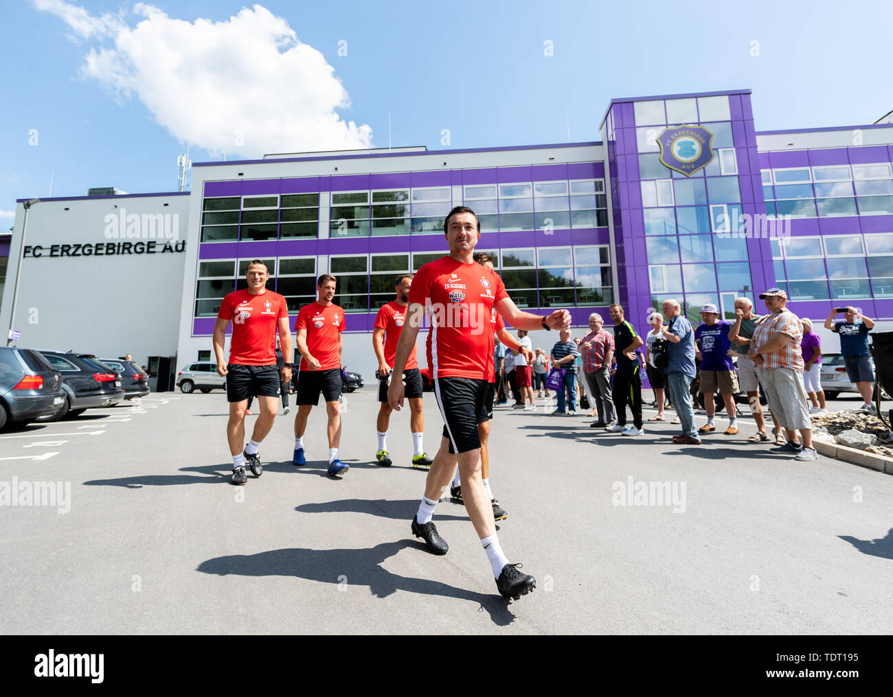 Aue, Deutschland. 17 Juni, 2019. 2. Fussball Bundesliga, Ausbildung kick-off FC Erzgebirge Aue. Coach Daniel Meyer (M) und seinen Trainern, die zum Training Boden laufen. Credit: Robert Michael/dpa-Zentralbild/dpa - WICHTIGER HINWEIS: In Übereinstimmung mit den Anforderungen der DFL Deutsche Fußball Liga oder der DFB Deutscher Fußball-Bund ist es untersagt, zu verwenden oder verwendet Fotos im Stadion und/oder das Spiel in Form von Bildern und/oder Videos - wie Foto Sequenzen getroffen haben./dpa/Alamy leben Nachrichten Stockfoto