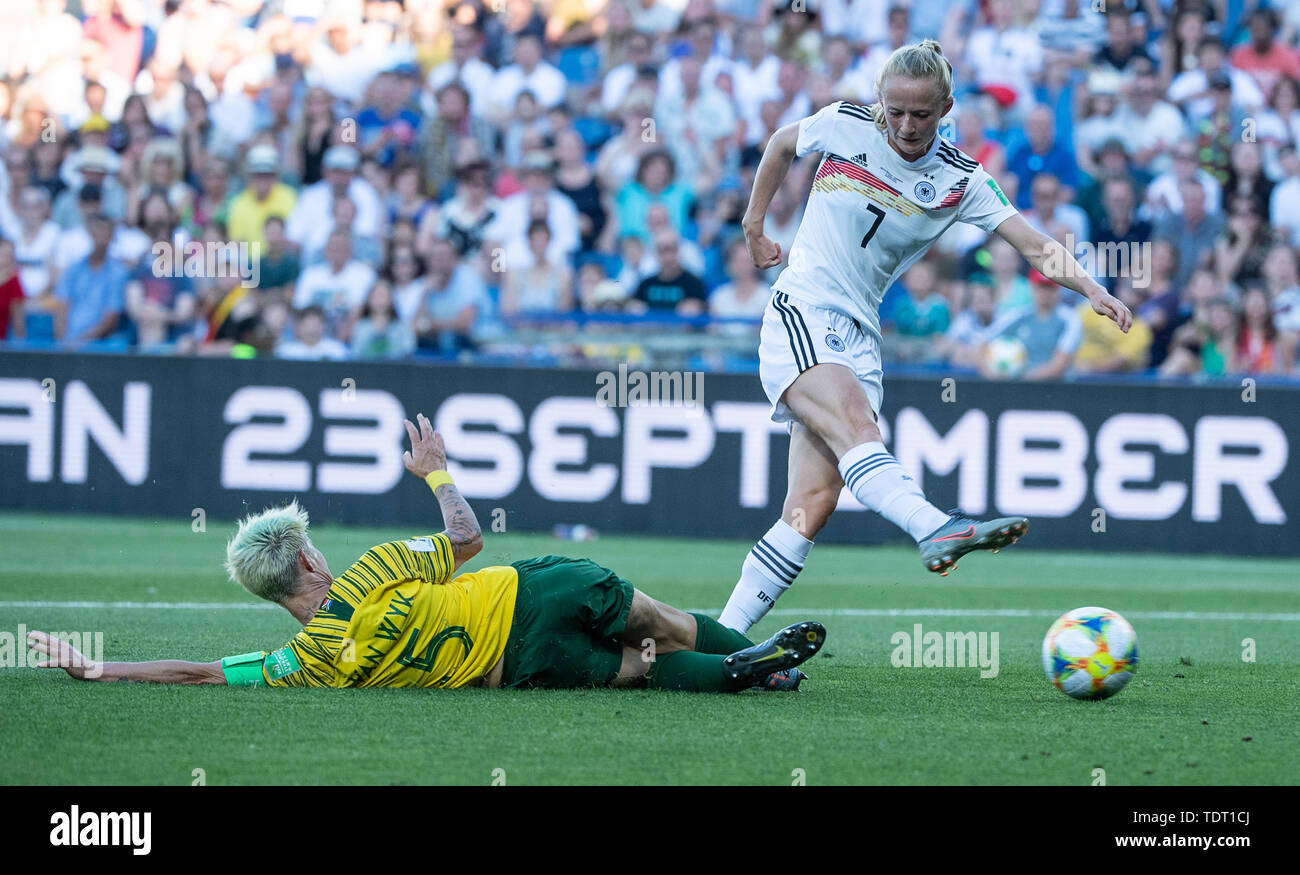 Montpellier, Frankreich. 17 Juni, 2019. Fußball, Frauen: WM, Südafrika - Deutschland, Vorrunde, Gruppe B, Spieltag 3, Stade de la Mosson: Südafrikas Janine Van Wyk (l) im Zweikampf mit Deutschlands Lea Schüller. Foto: Sebastian Gollnow/dpa Quelle: dpa Picture alliance/Alamy leben Nachrichten Stockfoto