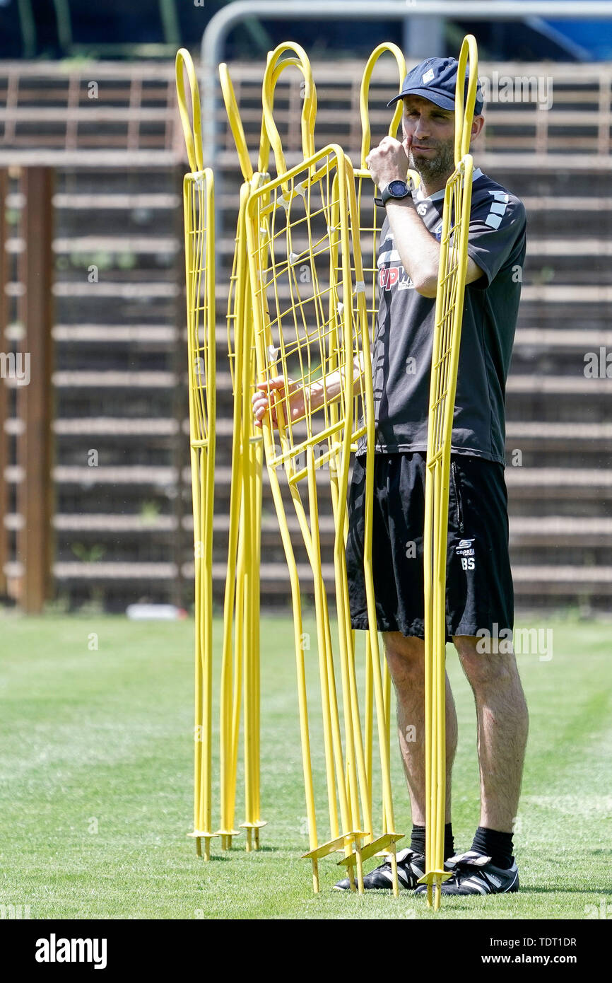 Mannheim, Deutschland. 17 Juni, 2019. Benjamin Sachs (Co - Trainer, SVWM), Freestyle, vollen Körper, Einzelbild, Aktion, Aktion, an der ersten offiziellen Team Training nach der Sommerpause, Training, 17.06.2019, Mannheim (Deutschland), Fußball, 3.Liga, Saison 2019/20 der SV Waldhof Mannheim, DFB/DFL-BESTIMMUNGEN VERBIETEN DIE VERWENDUNG DER FOTOGRAFIE ALS BILD-SEQUENZEN UND/ODER QUASI-VIDEO. | Verwendung der weltweiten Kredit: dpa/Alamy leben Nachrichten Stockfoto
