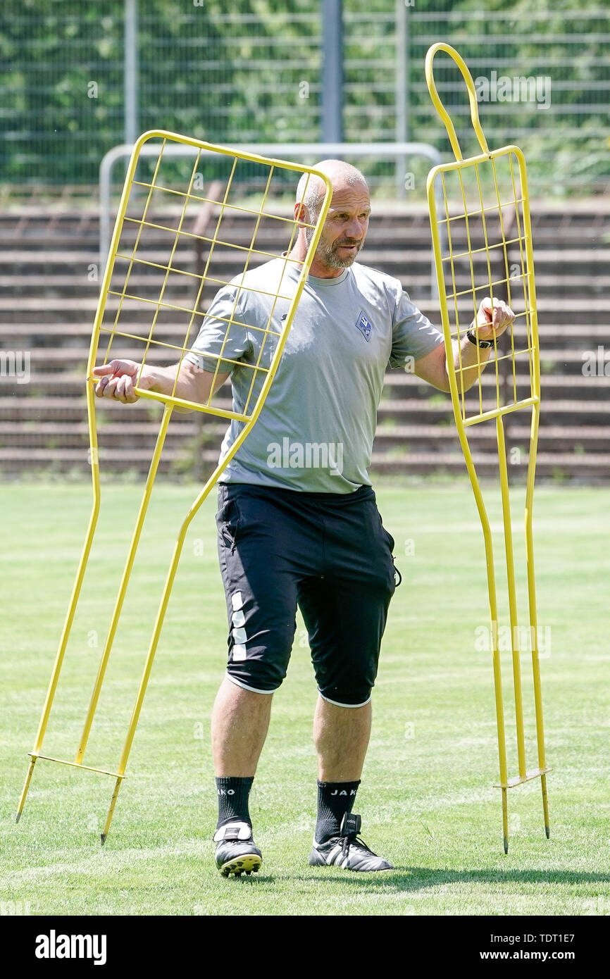 Mannheim, Deutschland. 17 Juni, 2019. Bernhard Trares (Coach, Trainer, SVWM), Freestyle, vollen Körper, Einzelbild, Aktion, Aktion, an der ersten offiziellen Team Training nach der Sommerpause, Training, 17.06.2019, Mannheim (Deutschland), Fußball, 3.Liga, Saison 2019/20 der SV Waldhof Mannheim, DFB/DFL-BESTIMMUNGEN VERBIETEN DIE VERWENDUNG DER FOTOGRAFIE ALS BILD-SEQUENZEN UND/ODER QUASI-VIDEO. | Verwendung der weltweiten Kredit: dpa/Alamy leben Nachrichten Stockfoto