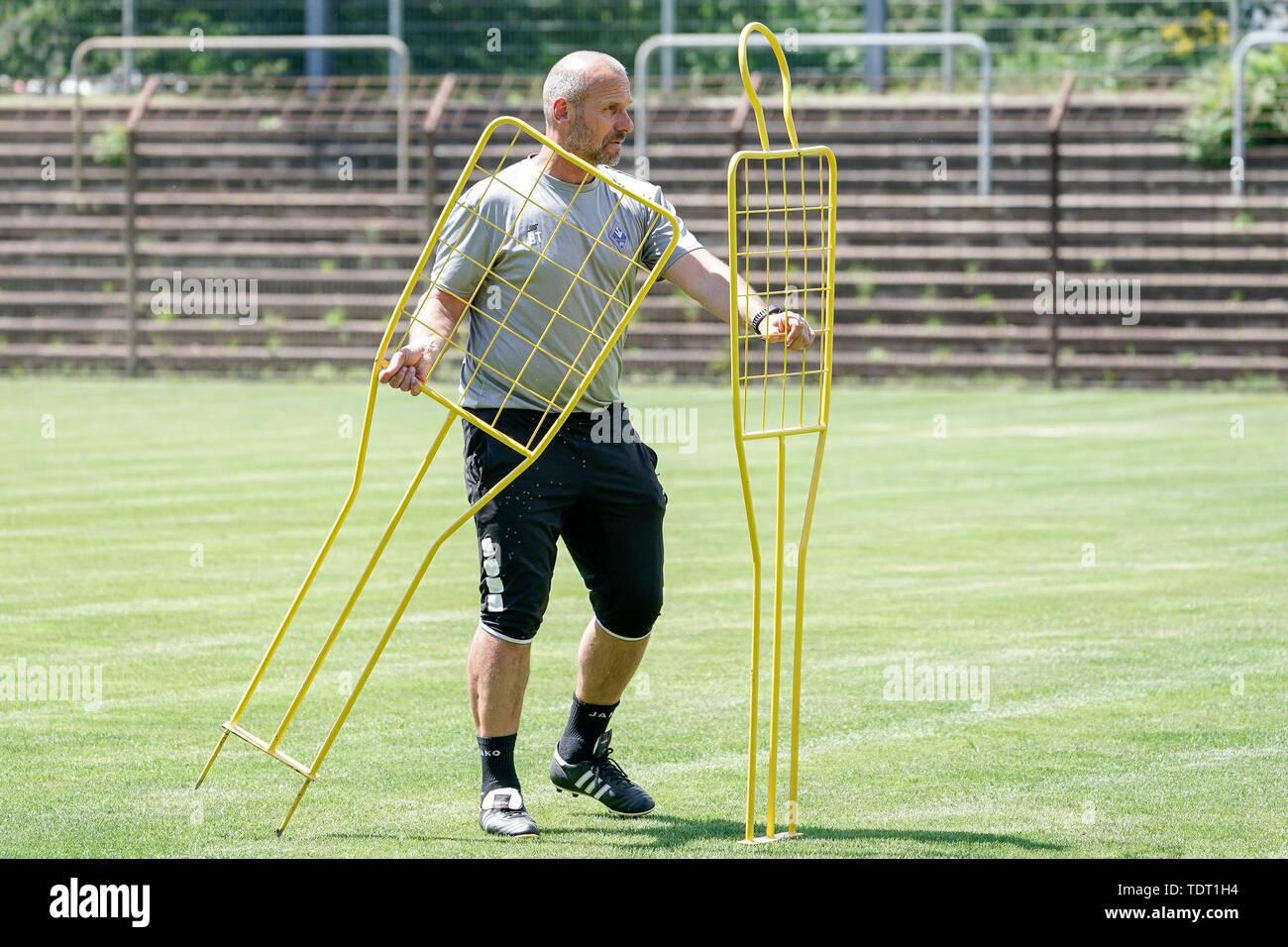 Mannheim, Deutschland. 17 Juni, 2019. Bernhard Trares (Coach, Trainer, SVWM), Freestyle, vollen Körper, Einzelbild, Aktion, Aktion, an der ersten offiziellen Team Training nach der Sommerpause, Training, 17.06.2019, Mannheim (Deutschland), Fußball, 3.Liga, Saison 2019/20 der SV Waldhof Mannheim, DFB/DFL-BESTIMMUNGEN VERBIETEN DIE VERWENDUNG DER FOTOGRAFIE ALS BILD-SEQUENZEN UND/ODER QUASI-VIDEO. | Verwendung der weltweiten Kredit: dpa/Alamy leben Nachrichten Stockfoto