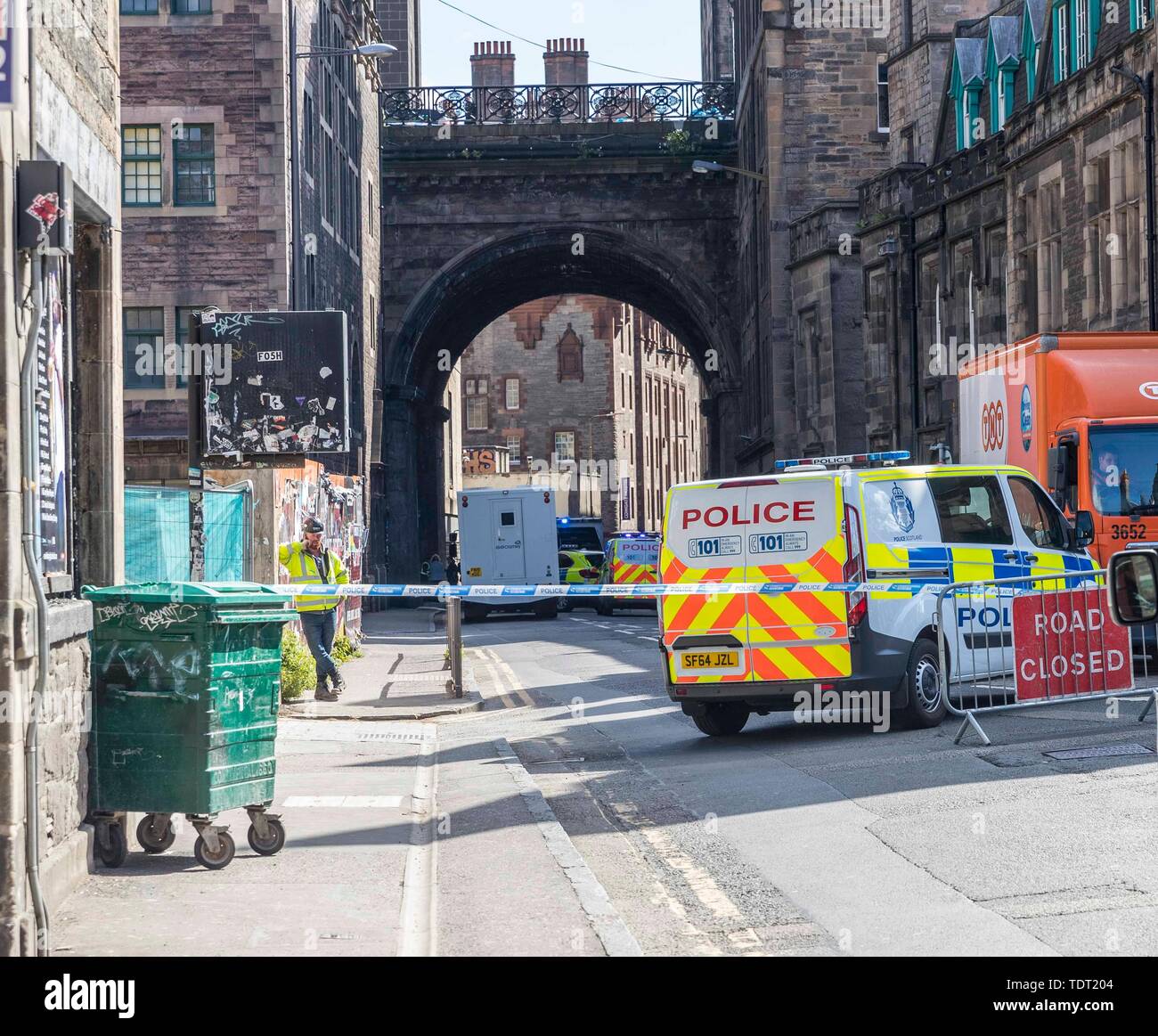 Edinburgh, Schottland, Großbritannien. Juni, 2019 18. Von Edinburgh Cowgate hat c Verlierer fallen Berichte eines Einzelnen von Fallen, das George IV Bridge. Polizei und Krankenwagen sind anwesend. Credit: Rich Dyson/Alamy leben Nachrichten Stockfoto