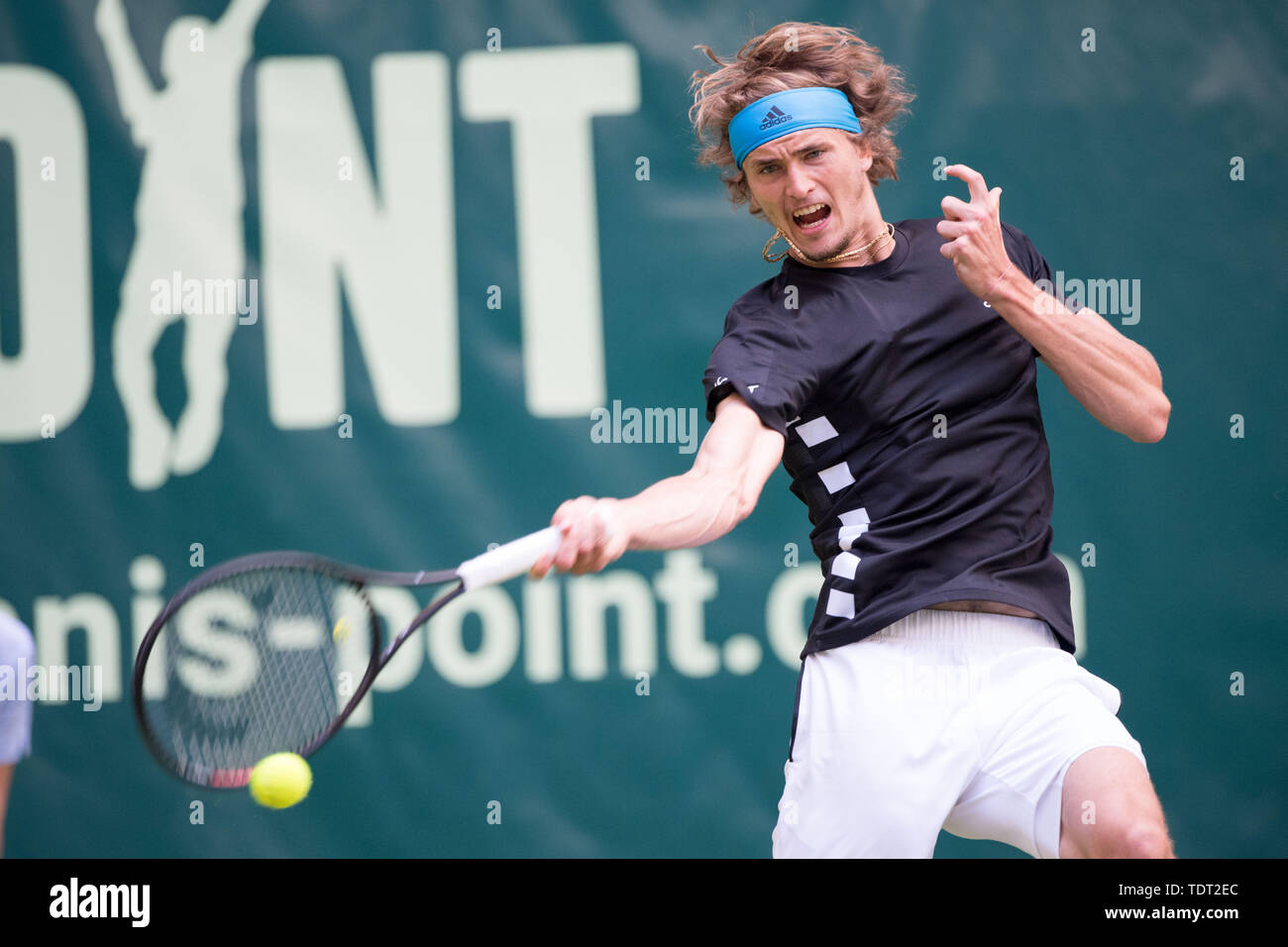 Alexander Zverev (GER) mit Kugel, Single Action mit Kugel, Aktion, halb Bild, halb Abbildung, Tennis, 27 NOVENTI Open 2019 ATP World Tour am 17.06.2019 in Halle (Westf.)/Deutschland. | Verwendung weltweit Stockfoto