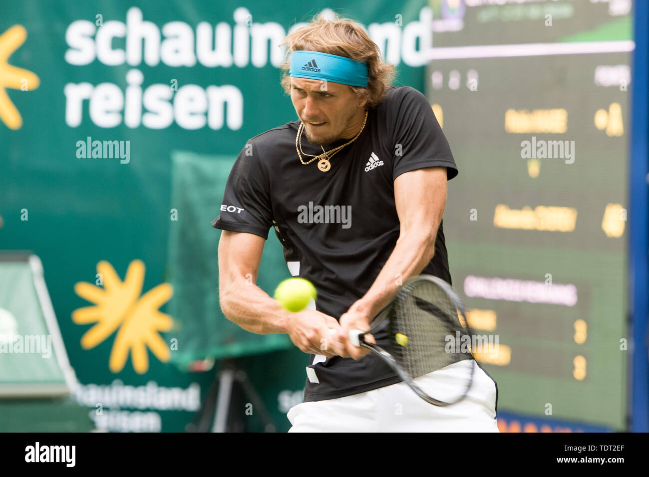 Alexander Zverev (GER) mit Kugel, Single Action mit Kugel, Aktion, halb Bild, halb Abbildung, Tennis, 27 NOVENTI Open 2019 ATP World Tour am 17.06.2019 in Halle (Westf.)/Deutschland. | Verwendung weltweit Stockfoto