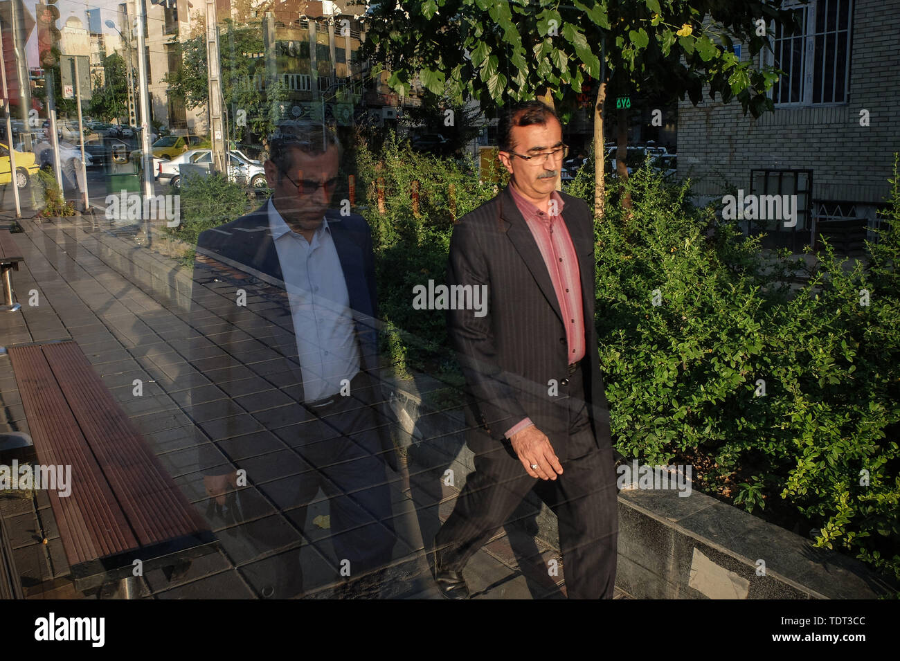 Teheran, Teheran, Iran. 17 Juni, 2019. Die Iraner zu Fuß in der Innenstadt von Teheran, Iran. Credit: rouzbeh Fouladi/ZUMA Draht/Alamy leben Nachrichten Stockfoto