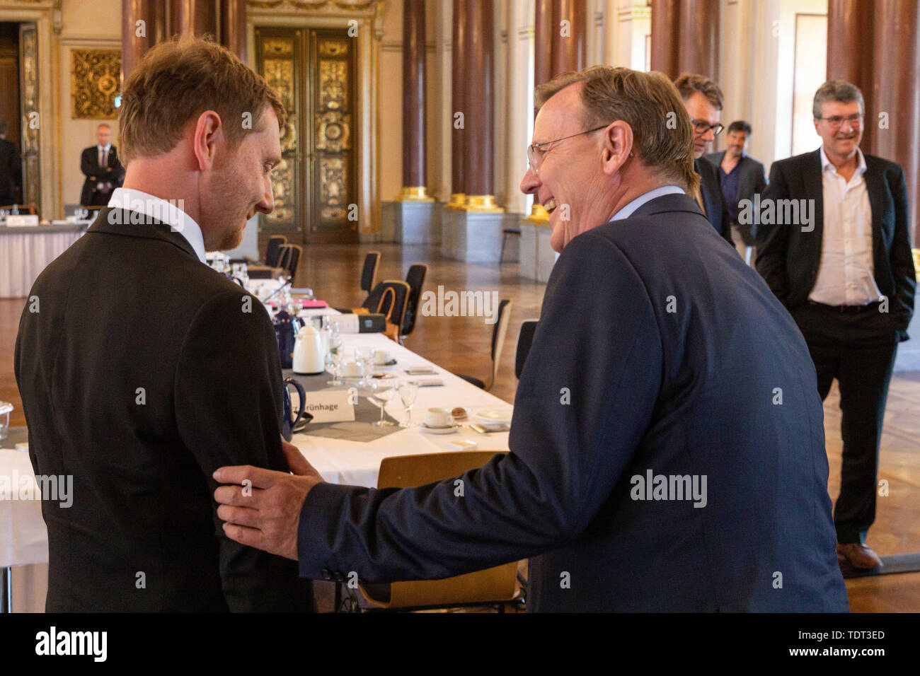 Altenburg, Deutschland. Juni, 2019 18. Bodo Ramelow (r, links), Ministerpräsident von Thüringen, und Michael Kretschmer (CDU), Ministerpräsident von Sachsen, Sprechen nach der gemeinsamen Sitzung der Landesregierungen von Sachsen und Thüringen. Themen der Kabinettssitzung enthalten gemeinsame Strategien zum Handeln gegen den Rockkonzerten und Forderungen für die Schaffung gleichwertiger Lebensbedingungen. Quelle: Michael Reichel/dpa/Alamy leben Nachrichten Stockfoto