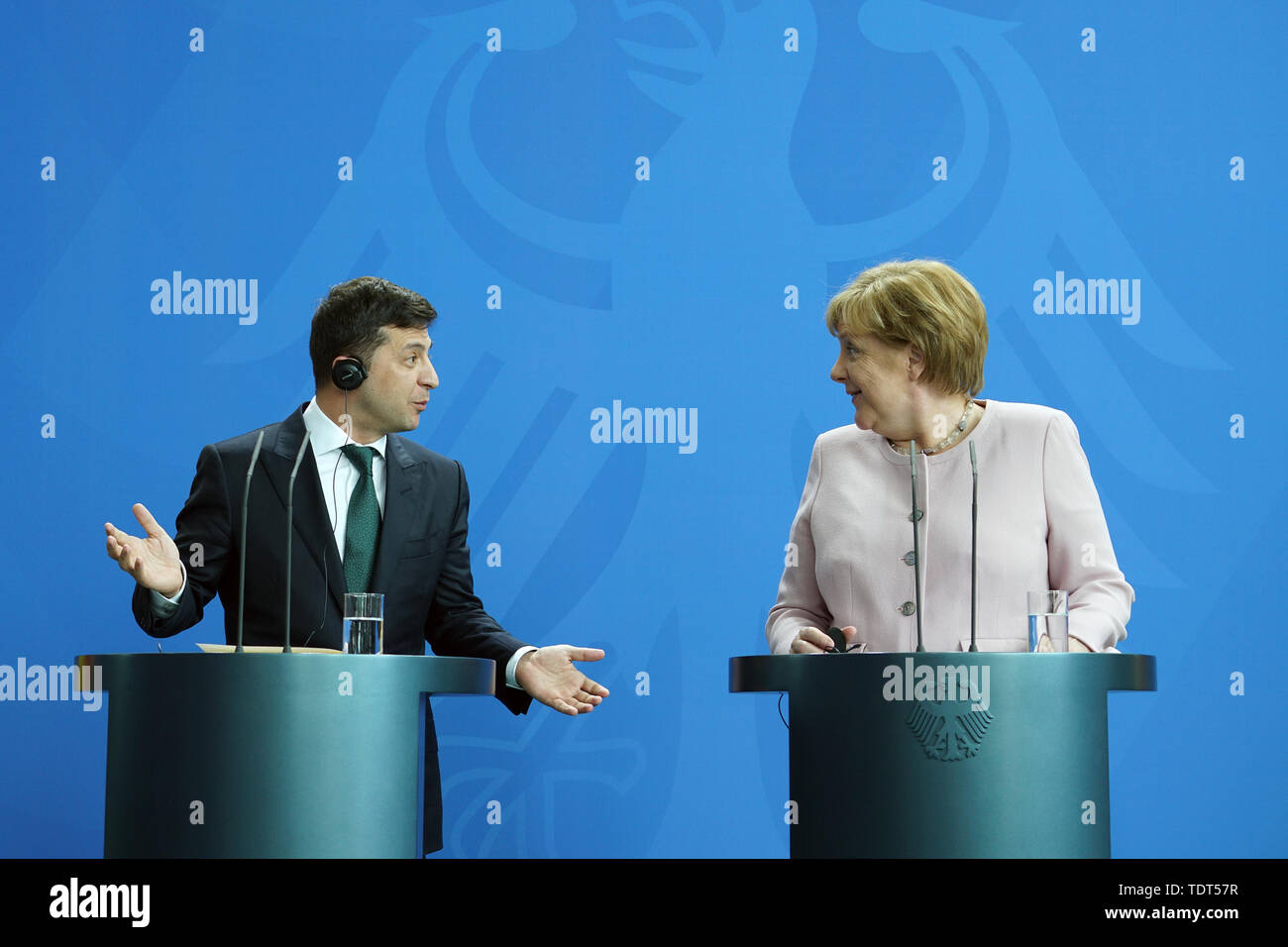 Berlin, Deutschland. Juni, 2019 18. Die deutsche Bundeskanzlerin Angela Merkel (R) und der Besuch der Ukrainische Präsident Wladimir Zelensky auf einer Pressekonferenz in Berlin, Deutschland, 18. Juni 2019 teilnehmen. Credit: Wang Qing/Xinhua/Alamy leben Nachrichten Stockfoto