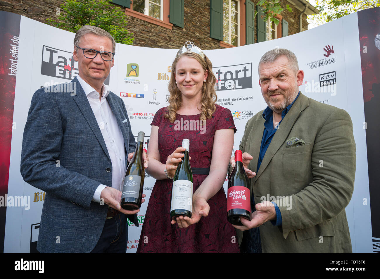 18. Juni 2019, Rheinland-Pfalz, Mühlheim an der Mosel: Moderator Günther Jauch (l), Mosel Wein Königin Laura Gerhardt und der Schauspieler Dietmar Bär die drei Festivals Weine für den Krimi Festival "Tatort Eifel", das in der Jubiläumsausgabe anlässlich des 10 festival serviert werden. Foto: Oliver Dietze/dpa Stockfoto