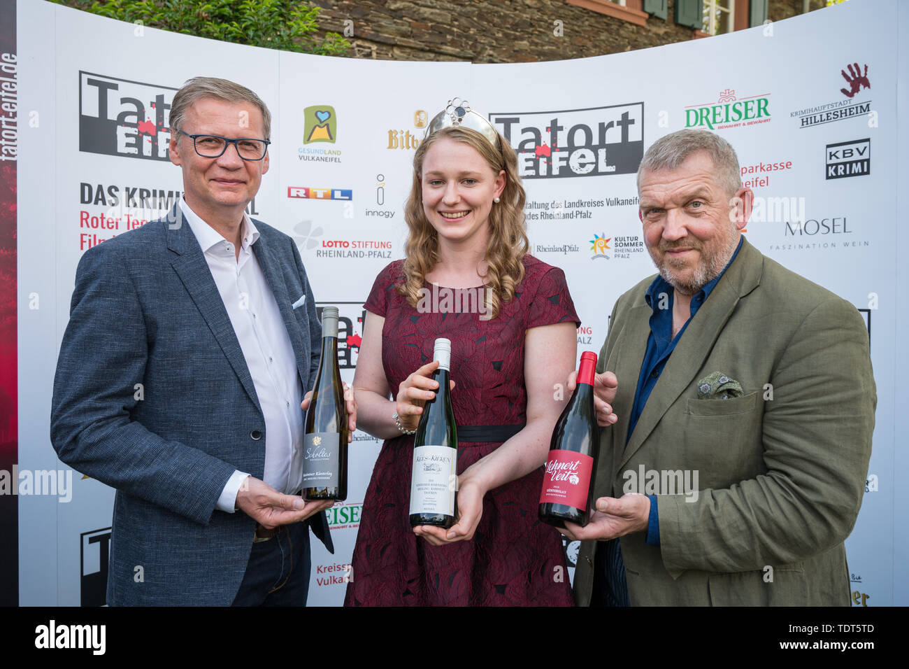 18. Juni 2019, Rheinland-Pfalz, Mühlheim an der Mosel: Moderator Günther Jauch (l), Mosel Wein Königin Laura Gerhardt und der Schauspieler Dietmar Bär die drei Festivals Weine für den Krimi Festival "Tatort Eifel", das in der Jubiläumsausgabe anlässlich des 10 festival serviert werden. Foto: Oliver Dietze/dpa Stockfoto