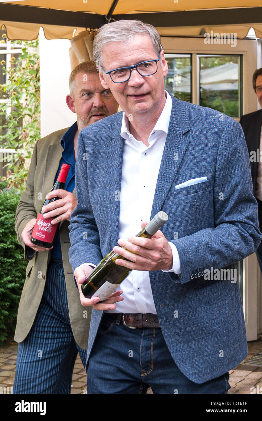 18. Juni 2019, Rheinland-Pfalz, Mühlheim an der Mosel: Schauspieler Dietmar Bär (l) und Moderator Günther Jauch kommen zusammen für die Präsentation des Festivals Weine für die Kriminalität Festival "Tatort Eifel". Drei Weine wurden als Festival Weine für die Jubiläumsausgabe des Verbrechens Festival ausgewählt. Foto: Oliver Dietze/dpa Stockfoto
