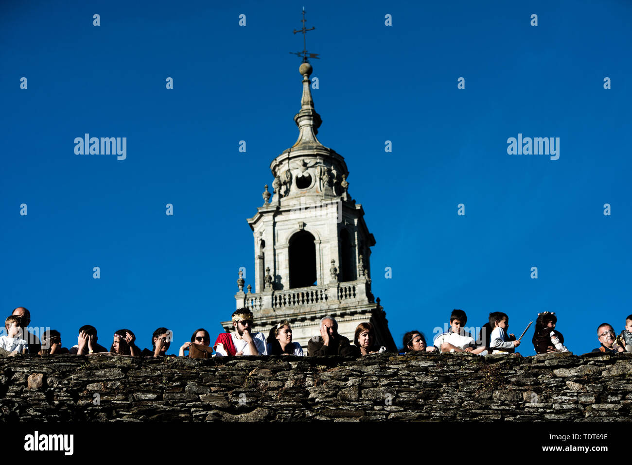 Lugo, Lugo, Spanien. 15 Juni, 2019. Die Menschen sehen die Parade von der Römischen Mauer während des Festivals. Arde Lucus Festival, in der Stadt seit 2001 Ende Juni gefeiert wird, ist es einem galizischen Festival der touristischen Interesse. Es belebt die Galician-Roman Vergangenheit der Stadt und es war seine Gründung zu gedenken. Credit: Brais Gonzalez Rouco/SOPA Images/ZUMA Draht/Alamy leben Nachrichten Stockfoto