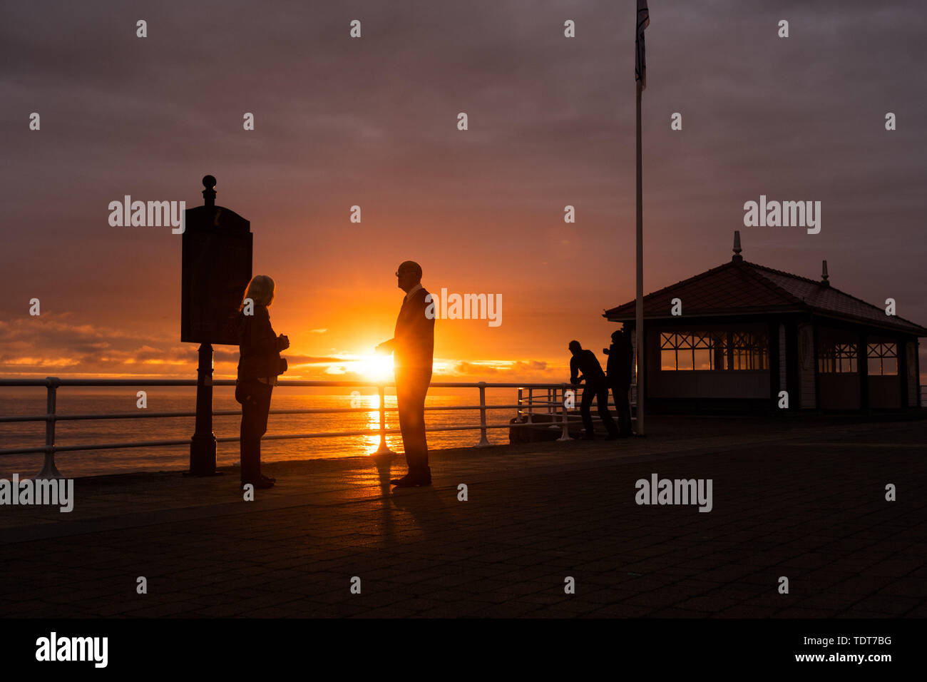 Aberystwyth Wales UK, Montag, 17. Juni 2019 Deutschland Wetter: Nach dem Tag der showery Regen und grauen Wolken am Himmel, den feurigen Sonnenuntergang füllt sich der Himmel über die Cardigan Bay in Aberystwyth auf der West Wales Küste. Photo Credit: Keith Morris // Alamy leben Nachrichten Stockfoto