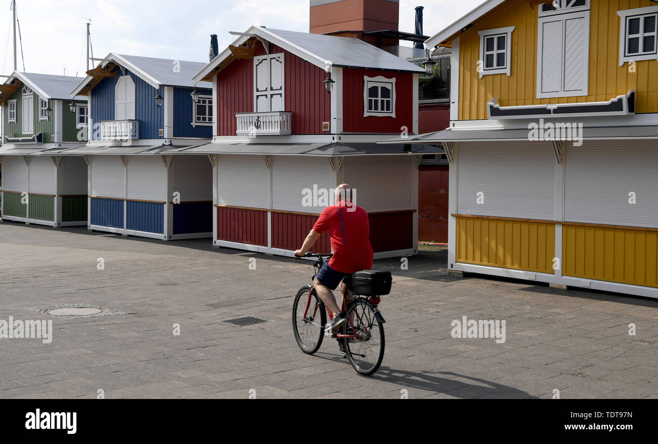 Kiel, Deutschland. Juni, 2019 18. Bunten Ständen sind für die Kieler Woche bereit. Am 22. Juni 2019 die größten Segel- und party Event des Nordens wird offiziell eröffnet werden. Credit: Carsten Rehder/dpa/Alamy leben Nachrichten Stockfoto