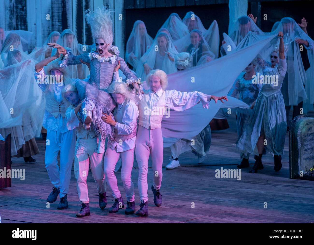 Schwerin, Deutschland. 17 Juni, 2019. Undine Laban in der Rolle der Oma Zeitel singt, die von Tänzern auf der Open-air-Bühne des Alten Garten an der Leistung des erfolgreichen Musicals "Anatevka". (Foto von der Medien am 17.06.2019) In diesem Jahr Spiel der Schlossfestspiele wird Premiere am 21.06.2019, insgesamt 20 Vorstellungen sind geplant. Credit: Jens Büttner/dpa-Zentralbild/dpa/Alamy leben Nachrichten Stockfoto