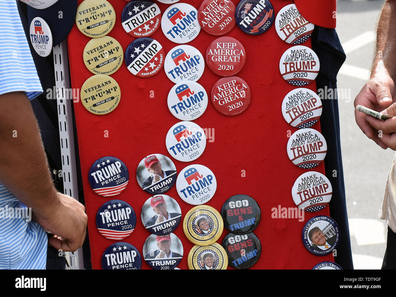 Orlando, Florida, USA. Juni, 2019 18. Kampagne Tasten sind außerhalb der USA Präsident Donald Trump, Amerika wieder einmal Super Rally an den Amway Center am 18. Juni 2019 in Orlando, Florida, verkauft. Dies ist die Auftaktveranstaltung der Kampagne "Trumpf für die Wiederwahl im Jahr 2020. Credit: Paul Hennessy/Alamy leben Nachrichten Stockfoto