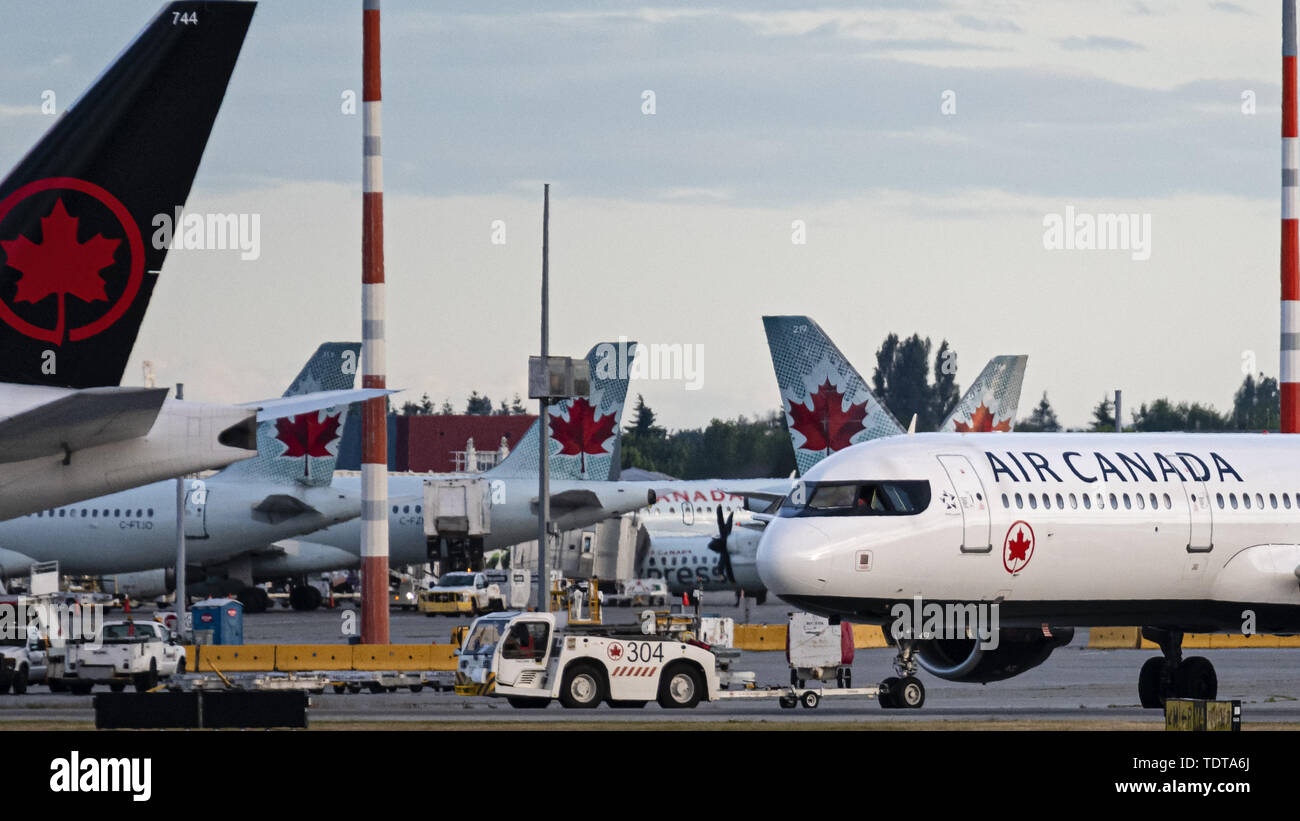 Richmond, British Columbia, Kanada. 17 Juni, 2019. Jets der Air Canada auf der Rollbahn am Internationalen Flughafen von Vancouver. Credit: bayne Stanley/ZUMA Draht/Alamy leben Nachrichten Stockfoto