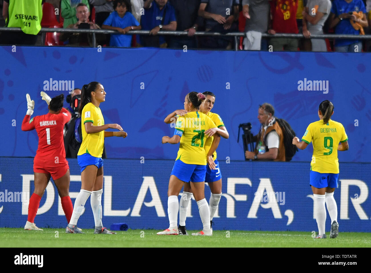 Valenciennes, Frankreich. Juni, 2019 18. Brasilianische Spieler jubeln nach dem 0:1 gewinnen und in die nächste Runde, 18.06.2019, Lille (Frankreich), Fußball, Wm 2019 die FIFA Frauen, Italien, Brasilien, FIFA-BESTIMMUNGEN VERBIETEN DIE VERWENDUNG DER FOTOGRAFIE ALS BILD-SEQUENZEN UND/ODER QUASI-VIDEO. | Verwendung der weltweiten Kredit: dpa/Alamy leben Nachrichten Stockfoto