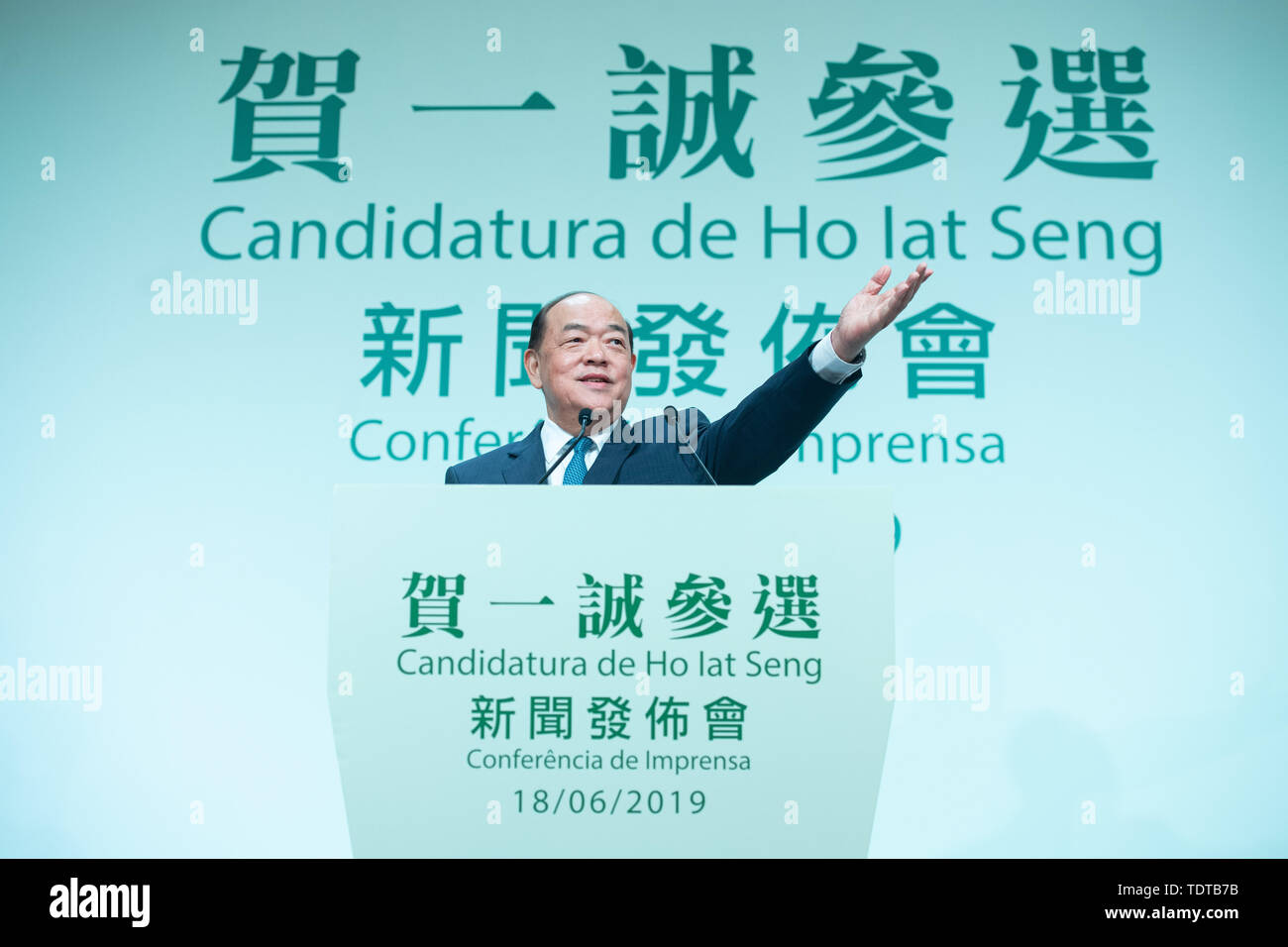 Macao, China. Juni, 2019 18. Ho Iat Seng, Präsident der China Macao Special Administrative Region (SAR) Gesetzgebende Versammlung, Gesten, während einer Pressekonferenz in Macao, China, 18. Juni 2019. Ho Iat Seng kündigte am Dienstag seine formale Entscheidung, die für das Amt des fünften Chief Executive der SAR Macau zu laufen. Credit: Cheong kam Ka/Xinhua/Alamy leben Nachrichten Stockfoto