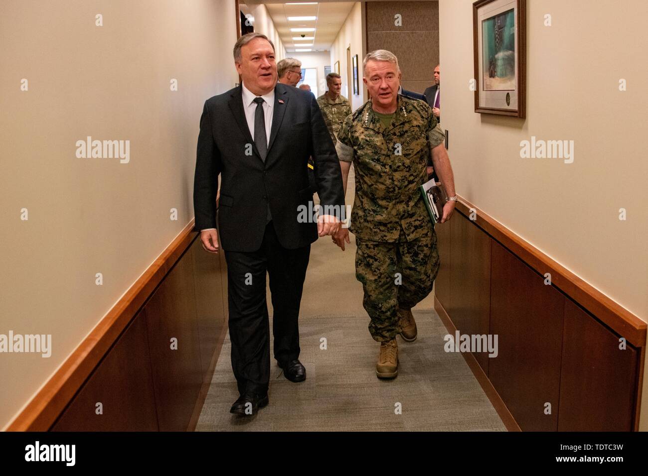 Us-Staatssekretär Mike Pompeo, Links, Spaziergänge neben Gen. Kenneth McKenzie, Chef des US Central Command bei einem Besuch in Tampa, Florida zu MacDill Air Force Base, 18. Juni 2019. Stockfoto