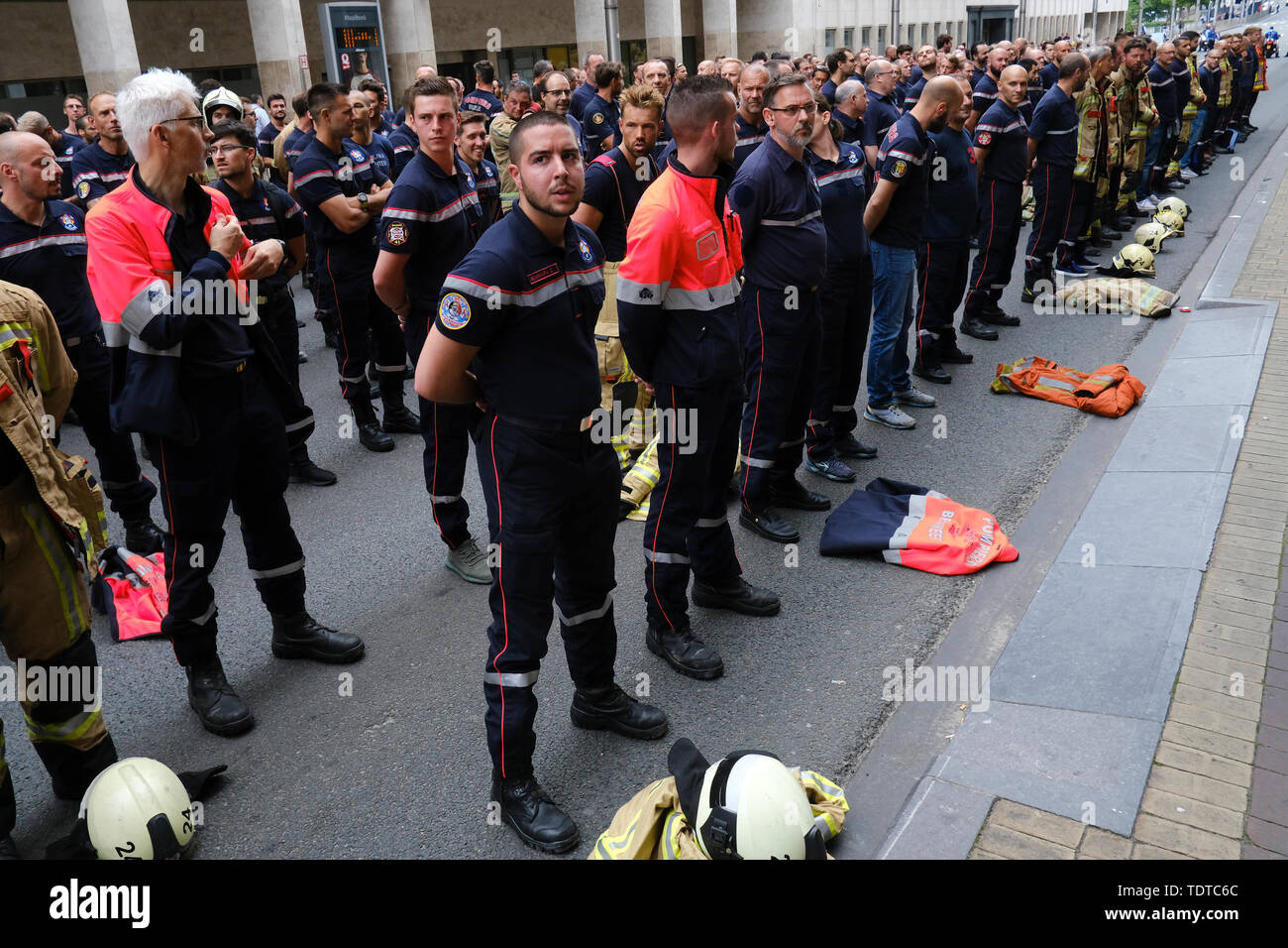 Brüssel, Belgien. 19. Juni 2019. Feuerwehrmänner beteiligen Sie sich an den Protest gegen den laufenden Lohnkürzungen und die Politik der Regierung. Credit: ALEXANDROS MICHAILIDIS/Alamy leben Nachrichten Stockfoto