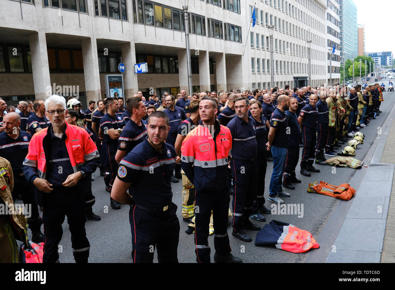 Brüssel, Belgien. 19. Juni 2019. Feuerwehrmänner beteiligen Sie sich an den Protest gegen den laufenden Lohnkürzungen und die Politik der Regierung. Credit: ALEXANDROS MICHAILIDIS/Alamy leben Nachrichten Stockfoto