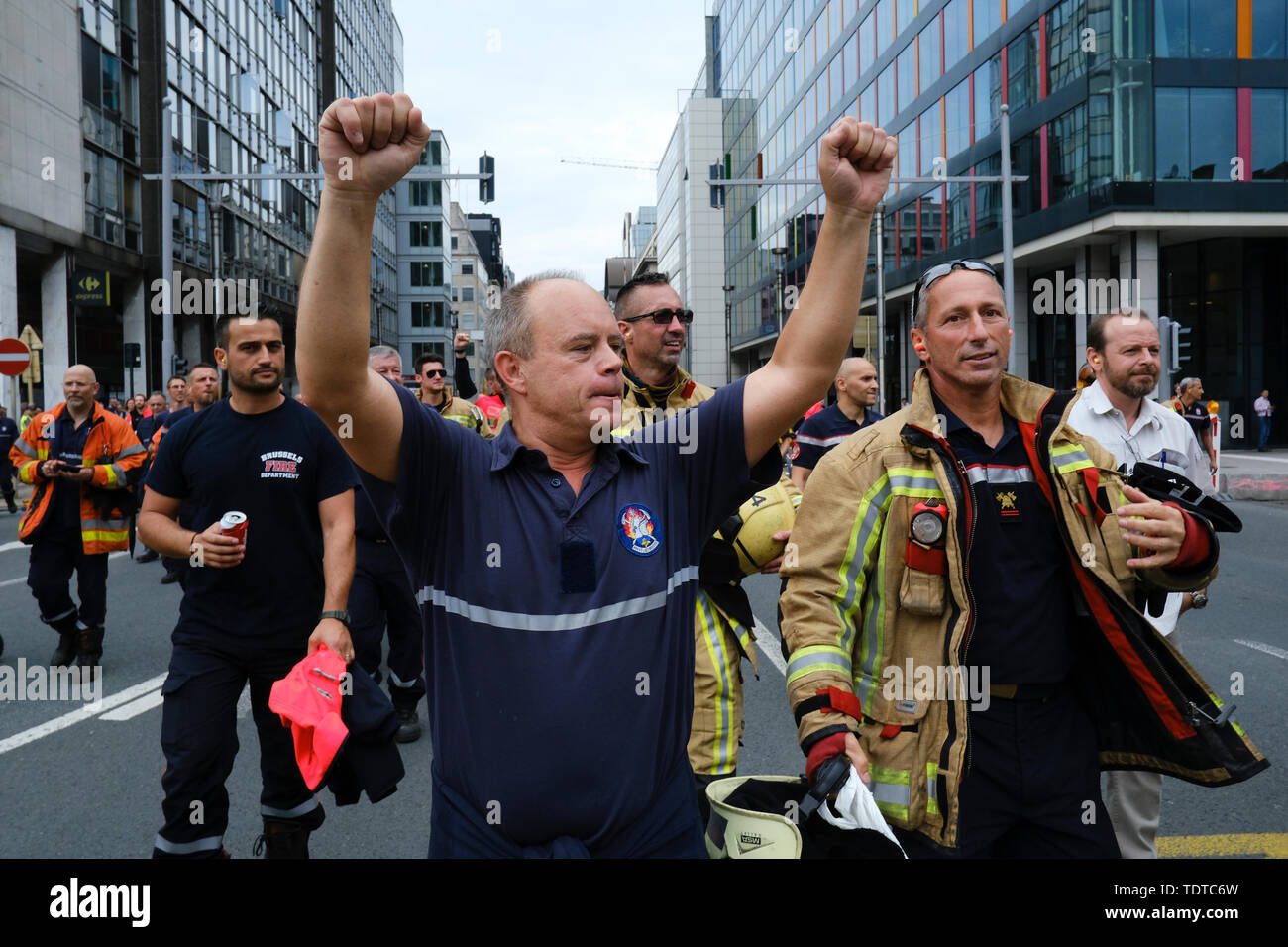 Brüssel, Belgien. 19. Juni 2019. Feuerwehrmänner beteiligen Sie sich an den Protest gegen den laufenden Lohnkürzungen und die Politik der Regierung. Credit: ALEXANDROS MICHAILIDIS/Alamy leben Nachrichten Stockfoto