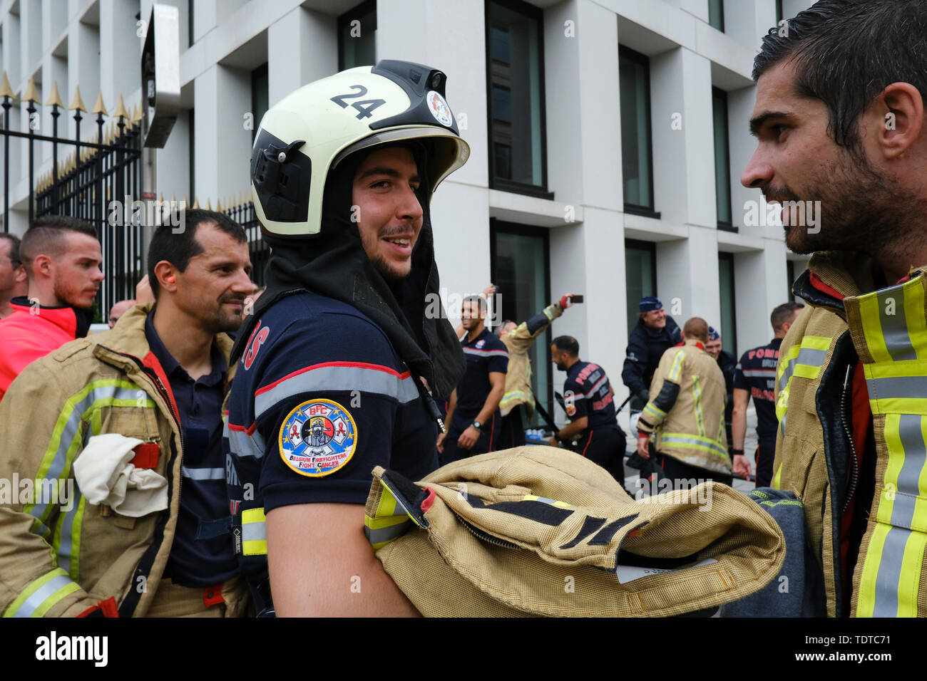 Brüssel, Belgien. 19. Juni 2019. Feuerwehrmänner beteiligen Sie sich an den Protest gegen den laufenden Lohnkürzungen und die Politik der Regierung. Credit: ALEXANDROS MICHAILIDIS/Alamy leben Nachrichten Stockfoto
