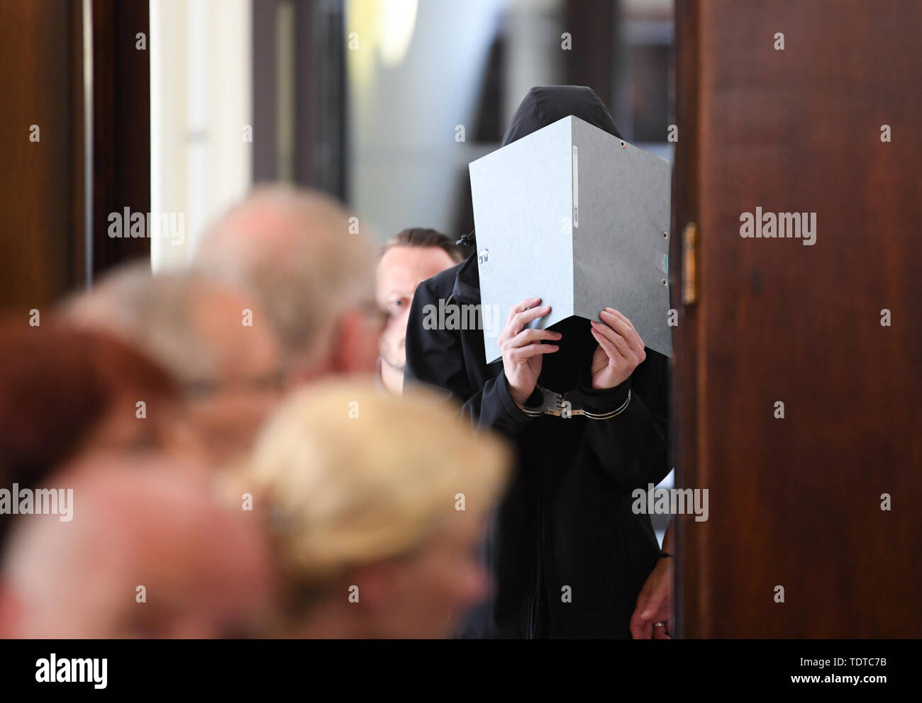 Darmstadt, Deutschland. Juni, 2019 19. Eine 47-jährige Frau (r) ist in den Gerichtssaal des Landgericht verurteilt. Der Vater wurde zu lebenslanger Haft für den Mord an seiner zwei Kinder und die Mutter zu 12 Jahren wegen Beihilfe zum Mord verurteilt. Nach Ansicht der Staatsanwaltschaft hat der insolventen Zahnarzt Paar getötet und stach das Mädchen und ihr Bruder zusammen in der Nacht des 31. August 2018. Aus dem Bericht geht hervor, dass die Eltern das Feuer im Haus und erfolglos versucht, sich selbst zu töten mit dem Auto Abgase. Credit: Arne Dedert/dpa/Alamy leben Nachrichten Stockfoto