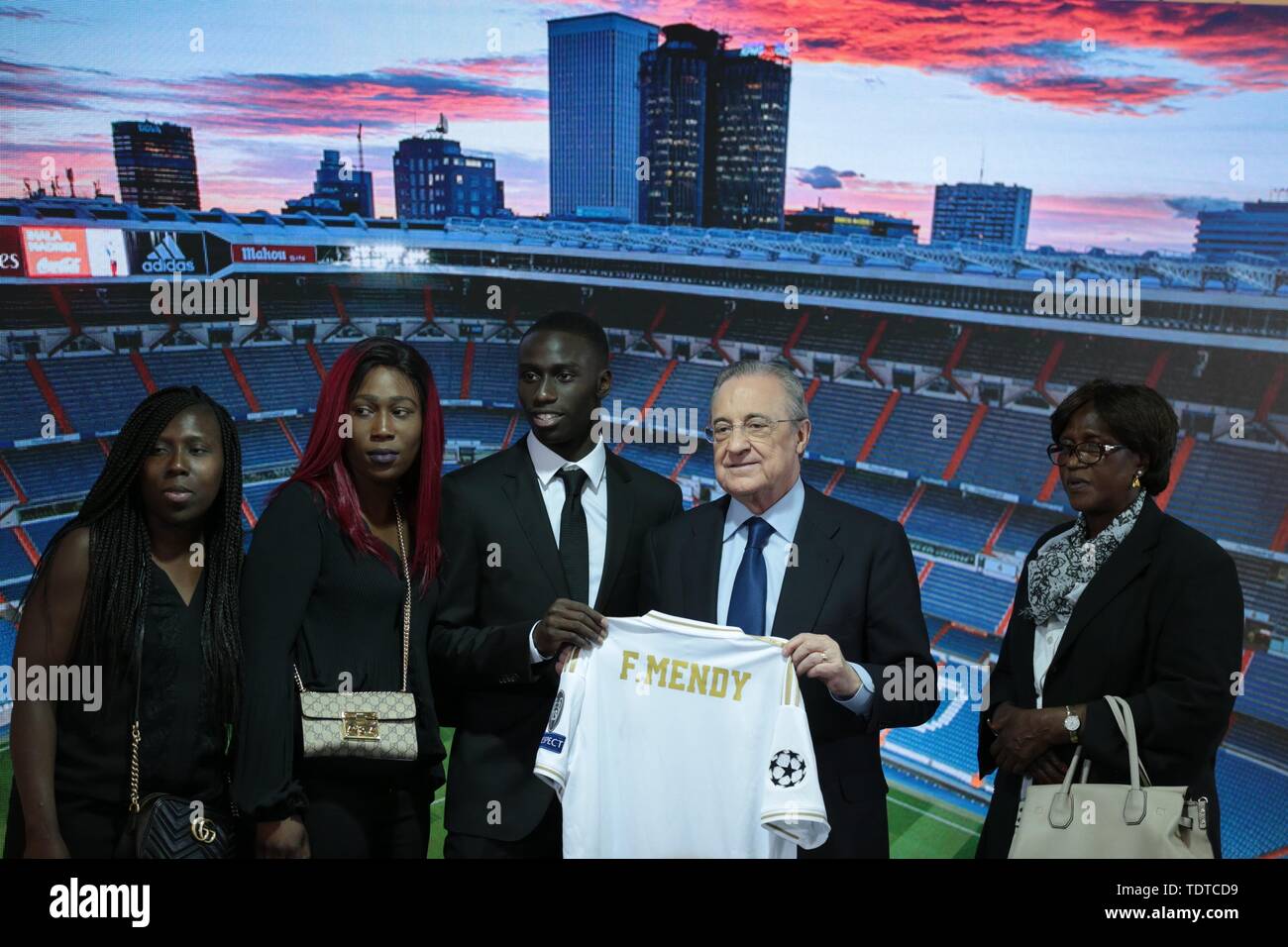 Madrid, Spanien. 13. Juni, 2019. Madrid, Spanien; 19/06/2019. Ferland Mendy neue Real Madrid Spieler, wird von Florentino Perez, Präsident der Club im Santiago Bernabeu Stadion vorgestellt. Credit: Juan Carlos Rojas/Picture Alliance | Verwendung weltweit/dpa/Alamy leben Nachrichten Stockfoto