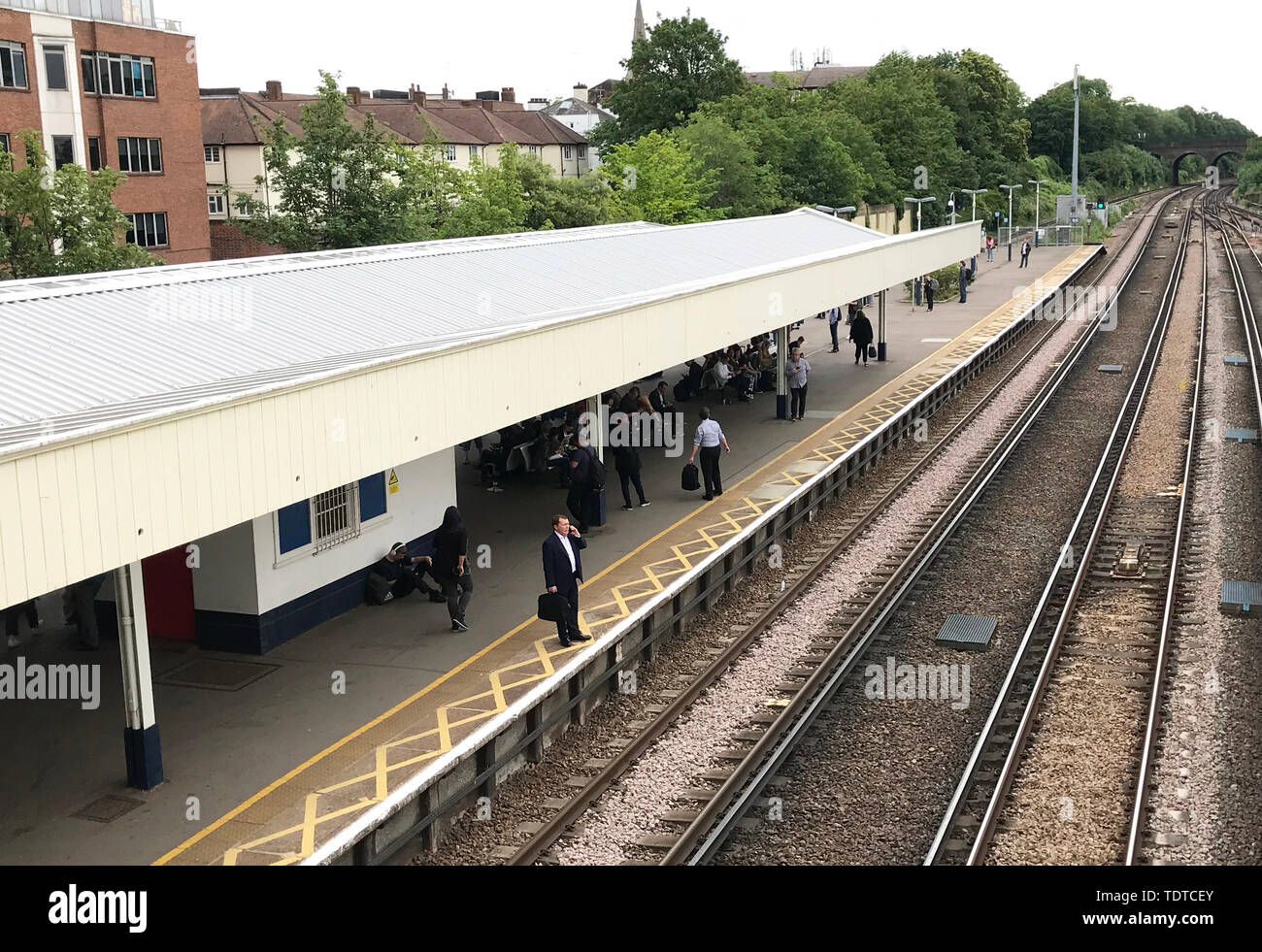 Eine Plattform in Surbiton Bahnhof im Südwesten von London als Streik von Arbeitern in einem der größten Bahnbetreiber in Großbritannien stattfindet. Mitglieder des Schienen-, See- und Transport Union auf South Western Railway wird in den Streik für fünf Tage in der lang andauernden Streit um die Wachen in den Zügen. Stockfoto