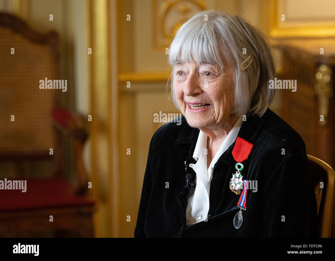 Britischer Veteranen Patricia Davies, 95, der in der WRNS als Petty Officer nach präsentiert mit der Legion d'Honneur Der französische Botschafter, in Kensington, London, für ihre Rolle in der Befreiung Frankreichs während des Zweiten Weltkrieges diente Stockfoto