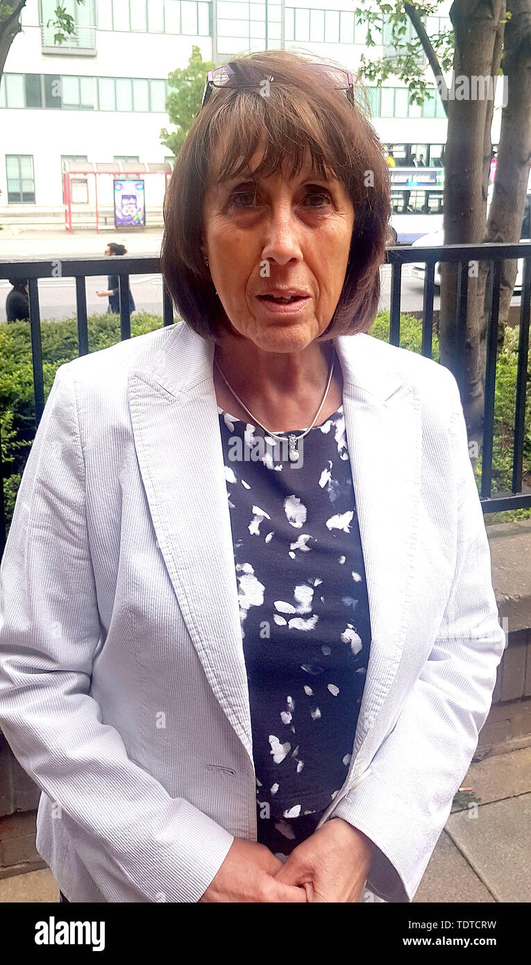 Nicola Leahey vor der Infizierten-Blut-Untersuchung im Crowne Plaza Hotel, Leeds. Die pensionierte leitende NHS-Managerin hat beschrieben, wie sie sich Òmade wie eine leperÓ fühlte, nachdem sie herausgefunden hatte, dass sie sich nach einer Reihe von Bluttransfusionen vor 40 Jahren an Hepititis C erkrankt hatte. Stockfoto