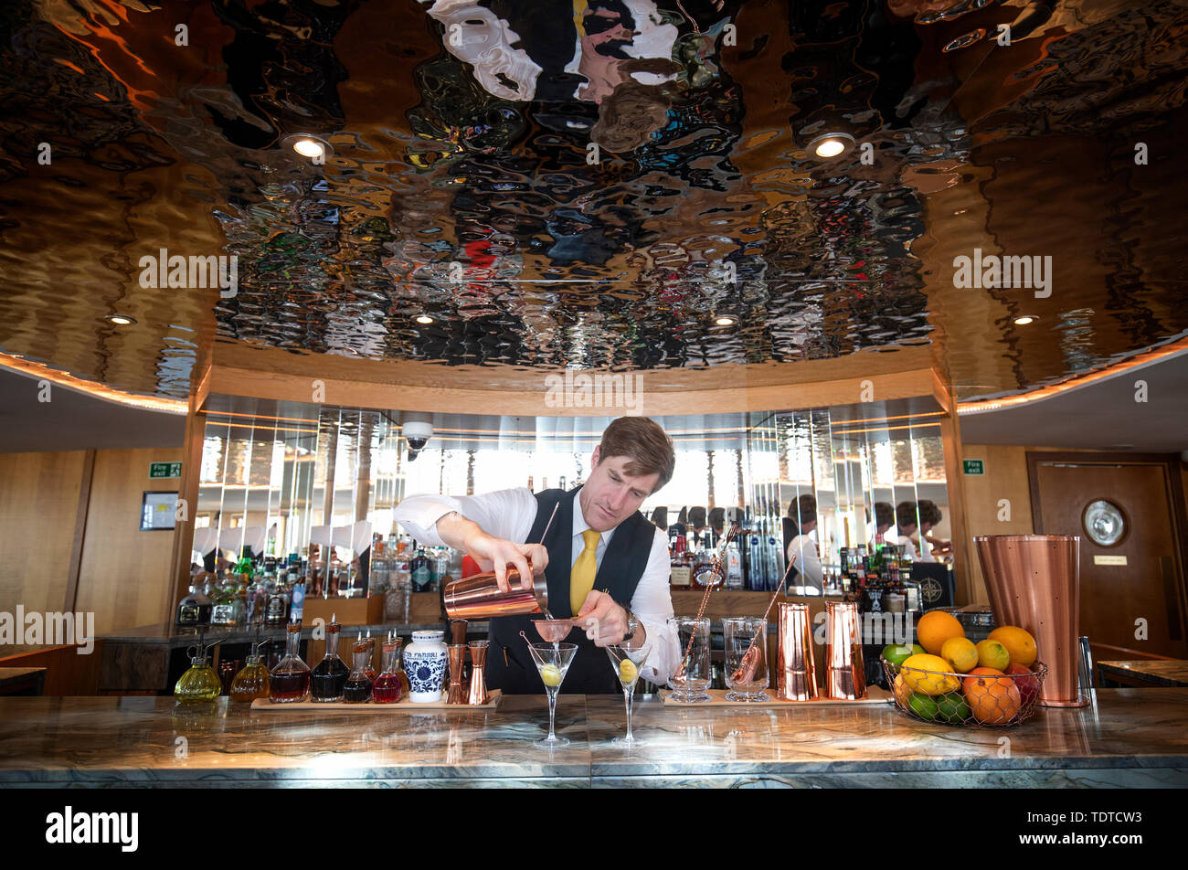 Fabian Istvan macht Cocktails in der Lighthouse Bar an Bord Fingal, das Schwesterschiff der Royal Yacht Britannia, die das beste Hotel in Edinburgh, von TripAdvisor gewählt worden ist. Stockfoto