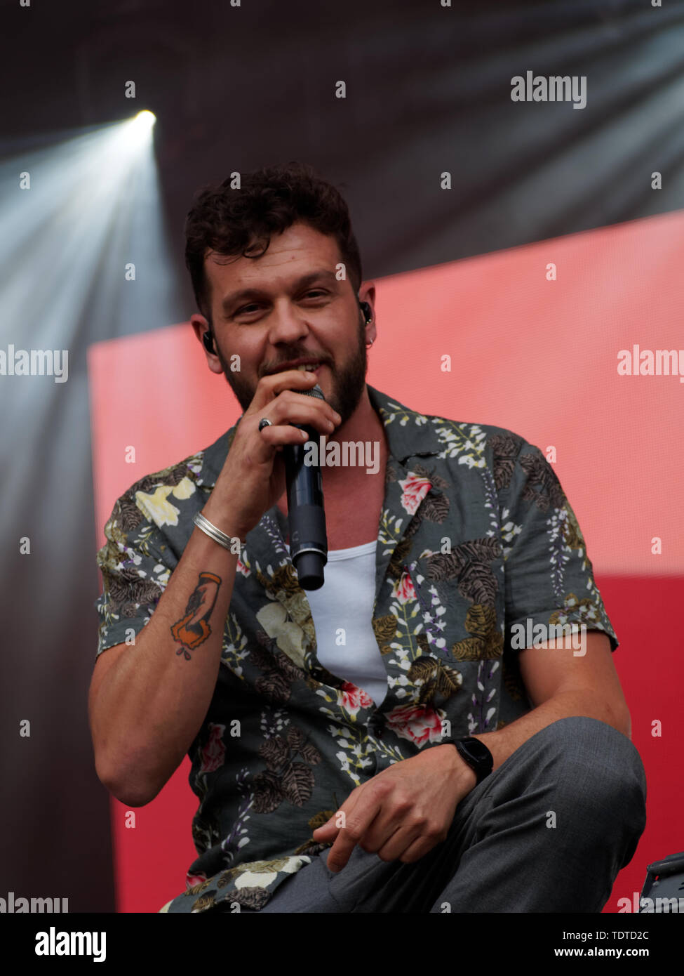Montreal, Kanada. 6/17/2019. französischer Sänger Claudio Capeo auf der Bühne des Francos Music Festival in der Innenstadt von Montreal durchführen Stockfoto