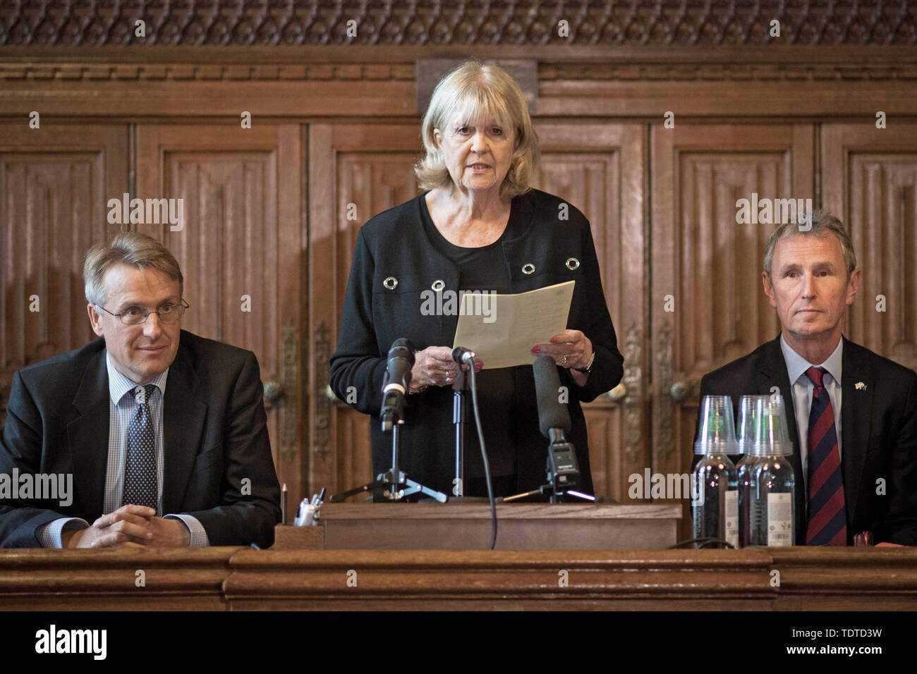 (Von links nach rechts) Charles Walker, Dame Cheryl Gillan und Nigel Evans verkünden die Ergebnisse des zweiten Wahlgangs bei Tory Führung Abstimmung im Parlament in Westminster, London. Stockfoto