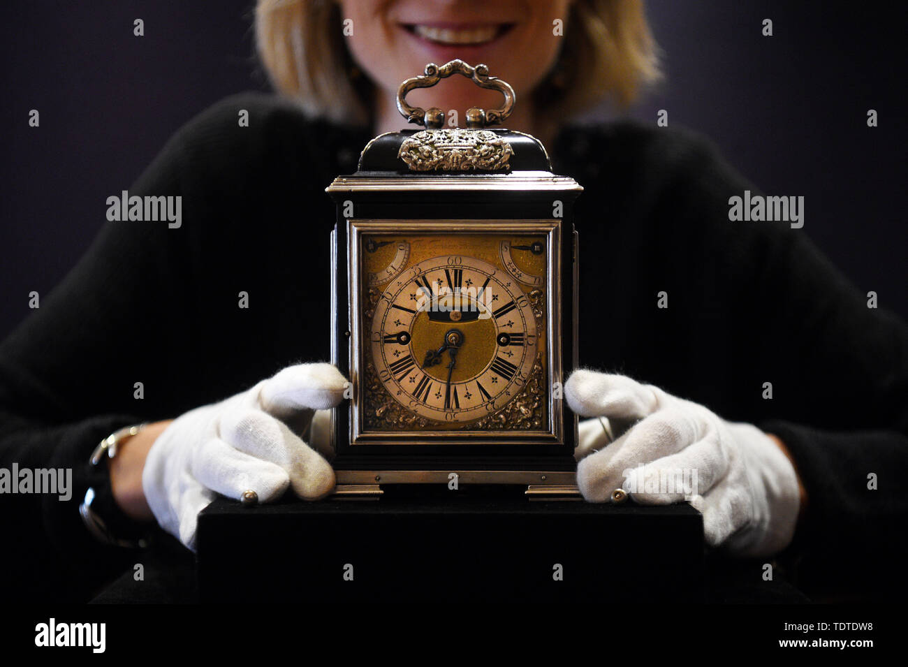 Eine Gallery Assistant hält die King William & Queen Mary Royal Tompion, eine der wertvollsten Uhren der Welt, der eingestellt wird, um an der Auktion durch Bonhams heute angeboten werden. Die tischuhr von uhrmachermeister Thomas Tompion für Queen Mary II. im Jahre 1693 wird voraussichtlich mehr als £ 2.000.000 zu holen. Stockfoto
