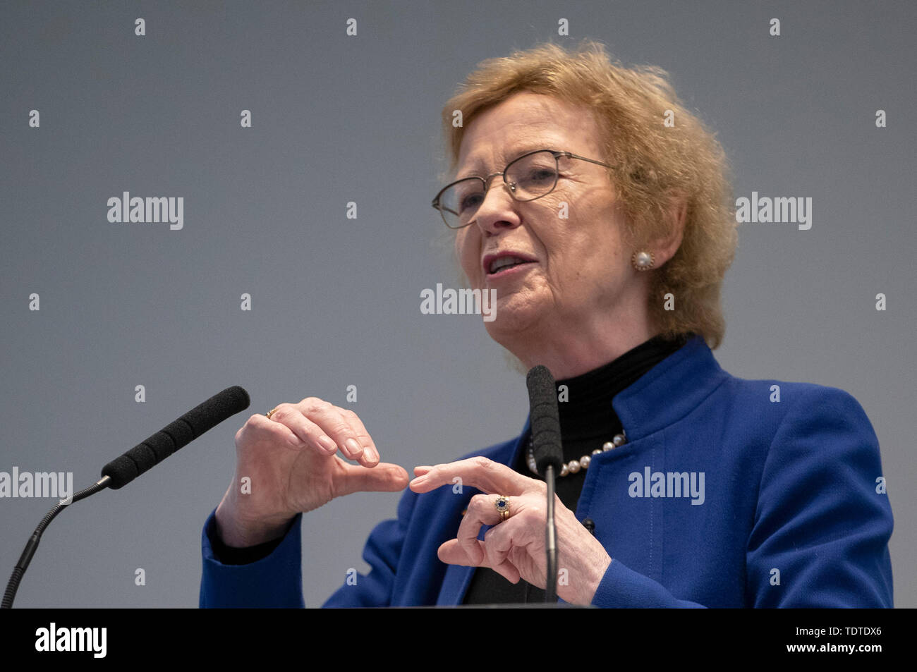 Ehemalige irische Präsidentin Dr. Mary Robinson Adressen führende Klimawandel Wissenschaftler der Welt Forum für Klimagerechtigkeit an der Glasgow Caledonian University, Glasgow. Stockfoto