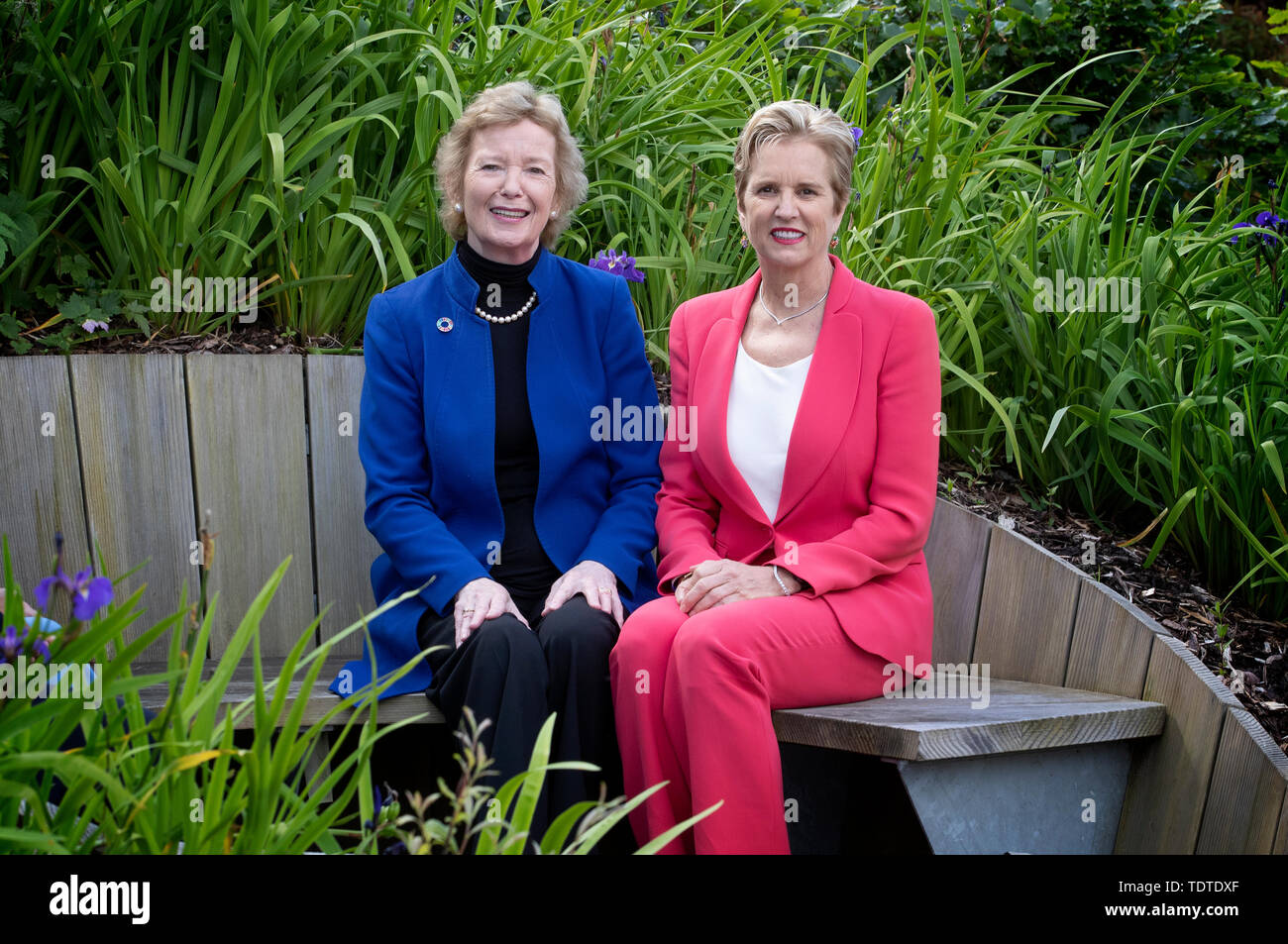 Ehemalige irische Präsidentin Dr. Mary Robinson (links) mit Menschenrechtsaktivist Dr. Kerry Kennedy am Weltforum für Klimagerechtigkeit Veranstaltung an der Glasgow Caledonian University, Glasgow, wo sie führende Klimawandel Wissenschaftler gerichtet. Stockfoto