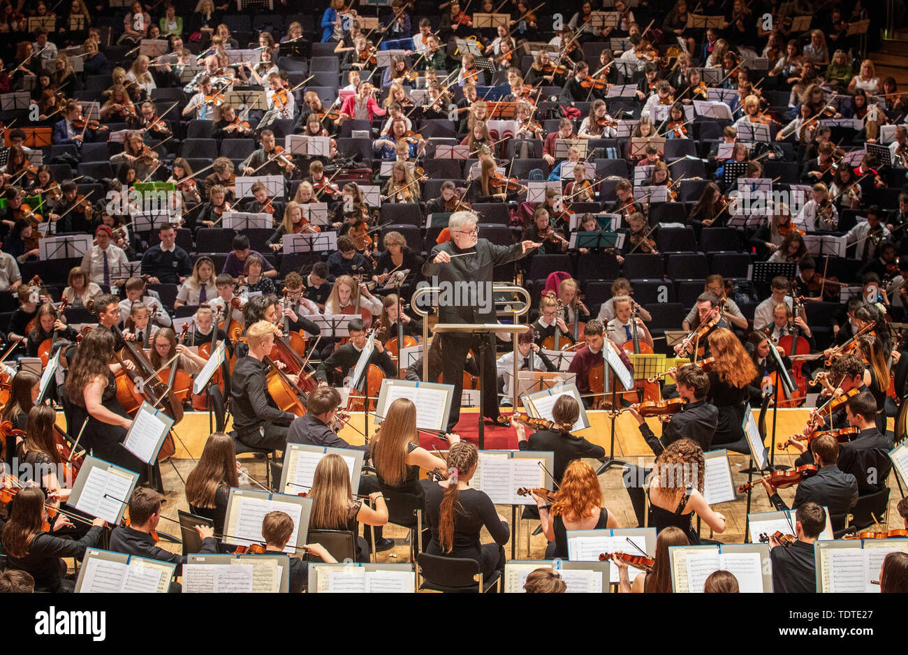 Sir James MacMillan Leiter rund 1200 Schülerinnen und Schüler in einem der größten Orchester jemals in Schottland ein besonderes Konzert versammelten sich in der "Spielen zu Lernen" an der Glasgow Royal Concert Hall, Glasgow. Stockfoto