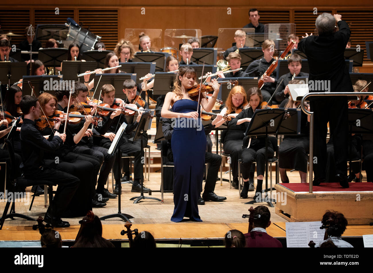 Rund 1200 Schülerinnen und Schüler bilden eine der größten Orchester überhaupt in Schottland montiert Ein besonderes Konzert im "Spielen zu lernen" mit der Geigerin Nicola Benedetti und Dirigenten Sir James MacMillan an der Glasgow Royal Concert Hall, Glasgow zu spielen. Stockfoto