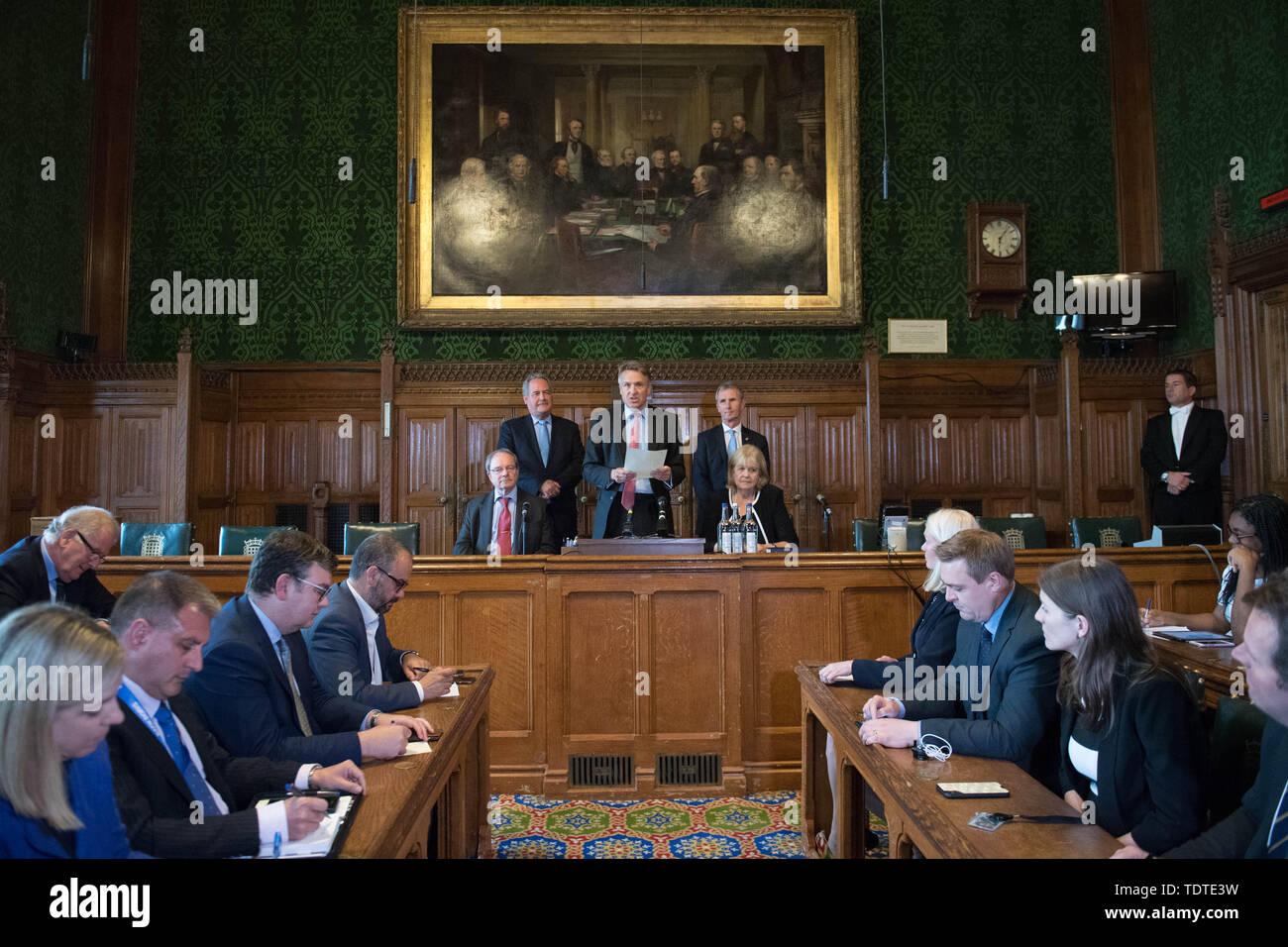 Charles Walker (Mitte) mit Geoffrey Clifton-Brown (vorne links), Dame Cheryl Gillan (vorne rechts), Bob Blackman (links hinten) und Nigel Evans (hinten rechts), liest die Ergebnisse der dritten Wahlgang der Tory Führung Abstimmung im Parlament in Westminster, London. Stockfoto