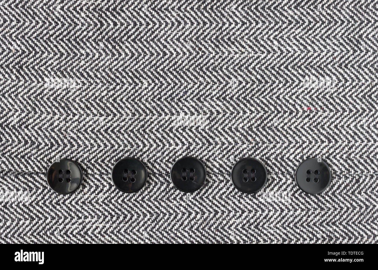 Schwarzer Knopf auf Zick-zack-Muster oder Dreieck Muster auf den mittleren Rahmen. 5 Taste auf Zick-zack-Muster oder Dreieck Muster für Bekleidung Design Stockfoto