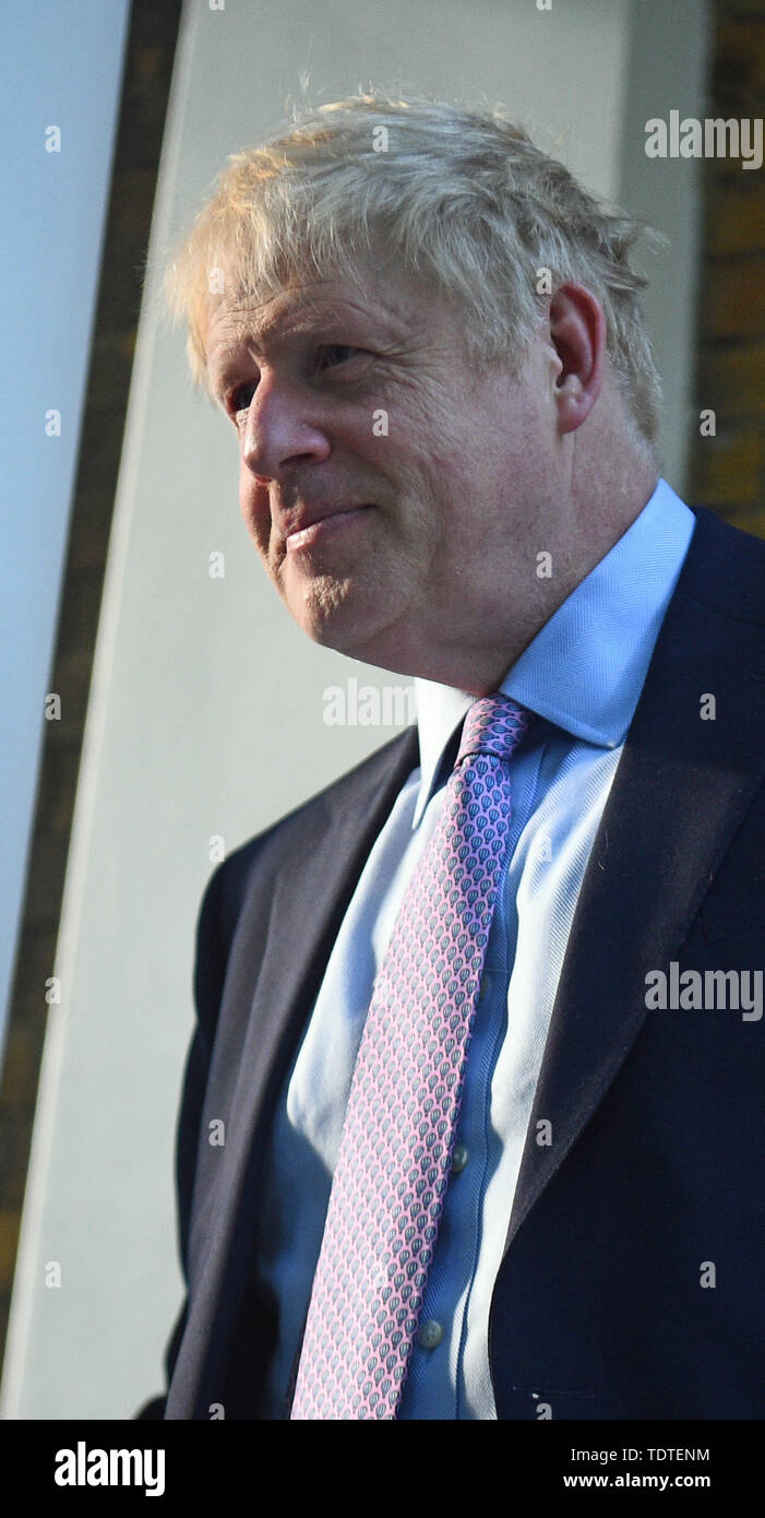 Alternative Erntegut: Boris Johnson er sein Haus im Süden Londons, vor der Stimmzettel, die Kämpfer für die Konservative Partei Führung zu zwei am Ende des Tages reduziert. Stockfoto