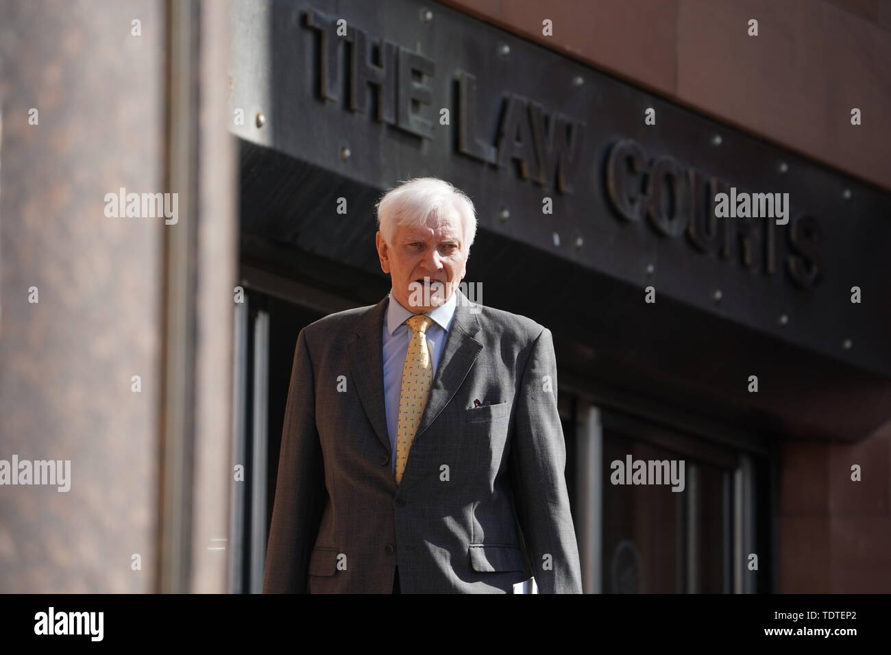 Ehemalige Tory Wartungstafel Harvey Proctor kommt an Crown Court Newcastle Beweis im Versuch von Carl Buche, 51, aus Gloucester, der Erfindung einer Westminster VIP Pädophilen-ring vorgeworfen wird, zu geben. Stockfoto