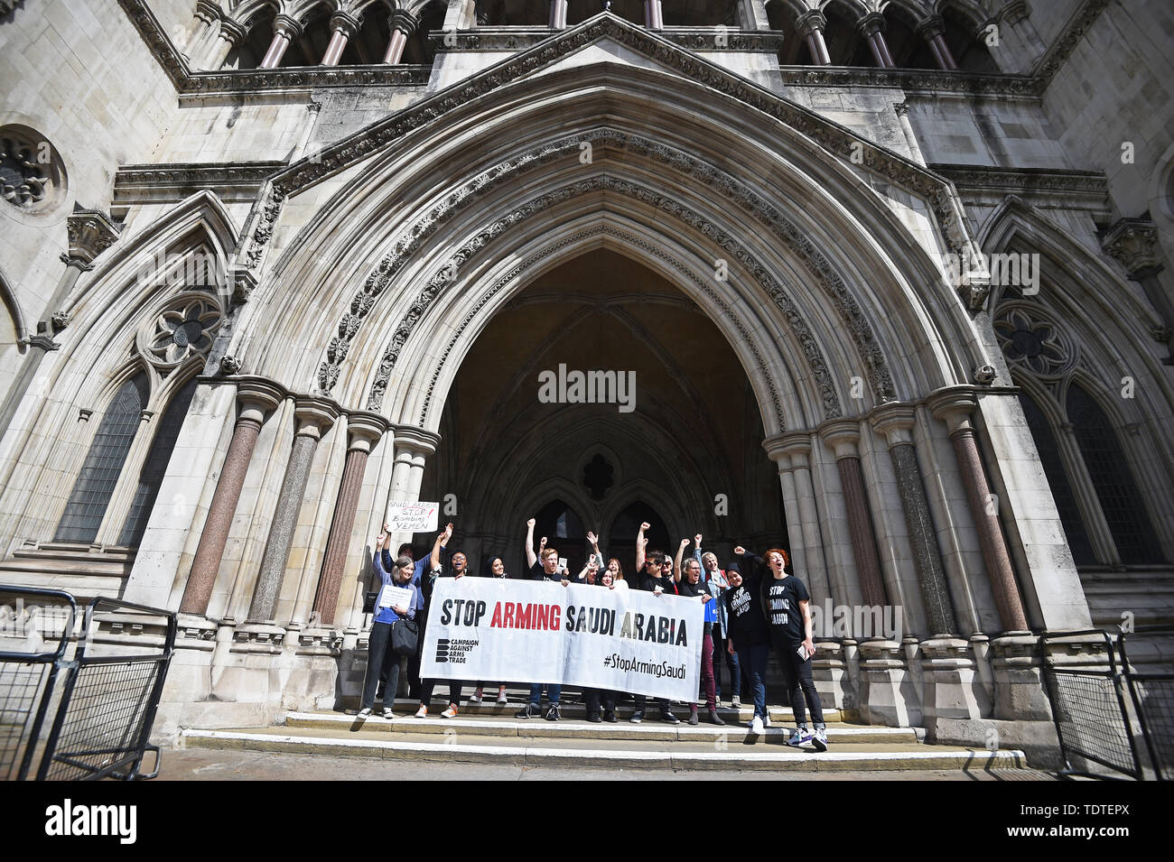 Die demonstranten Feiern außerhalb der Royal Courts of Justice, London, nachdem er ein Wahrzeichen rechtliche Herausforderung an das Berufungsgericht über die Entscheidung der Regierung, um weiterhin die Waffenverkäufe an Saudi-Arabien ermöglichen. Stockfoto