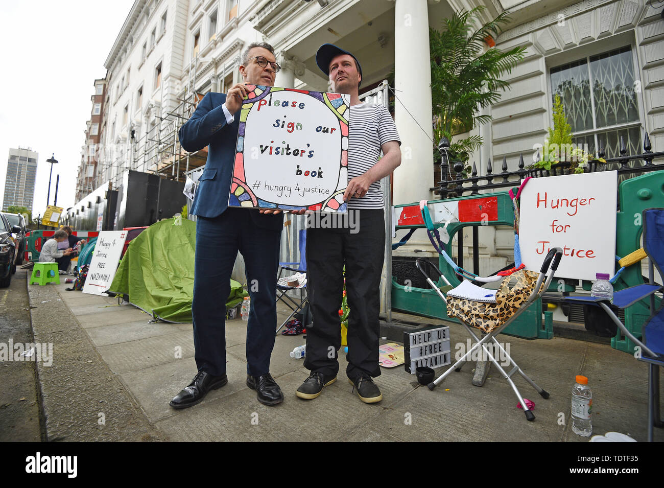 Arbeitsmarkt stellvertretender Fraktionsvorsitzender Tom Watson und Richard Radcliffe (rechts), der Ehemann von inhaftierten Nazanin Zaghari Ratcliffe, außerhalb der iranischen Botschaft in London, wo Richard in einen Hungerstreik. Stockfoto