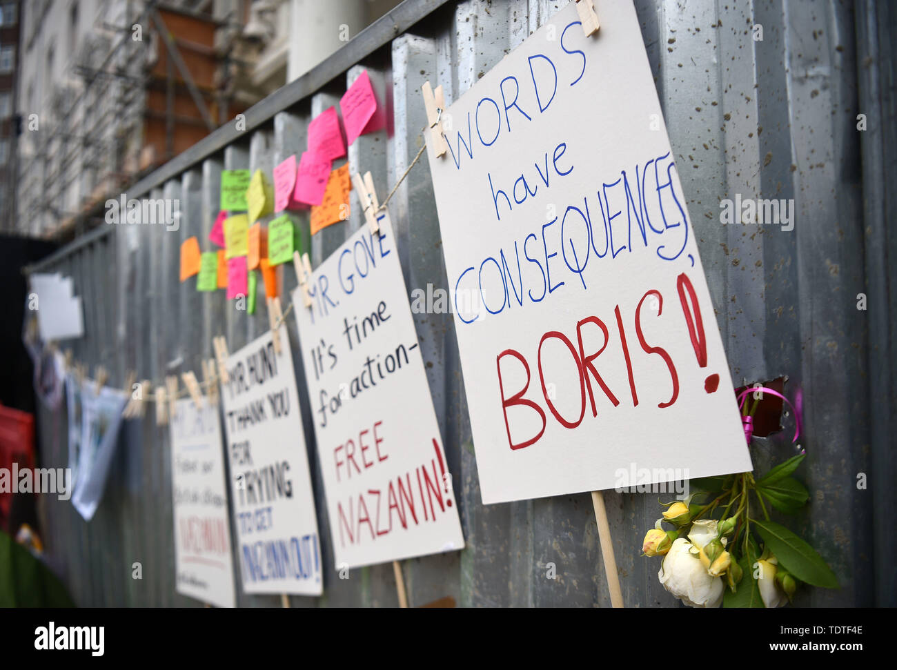 Plakate außerhalb der iranischen Botschaft in London, wo Richard Ratcliffe, der Ehemann von Nazanin Zaghari Ratcliffe festgehalten und ist in den Hungerstreik, um außerhalb der Botschaft. Stockfoto