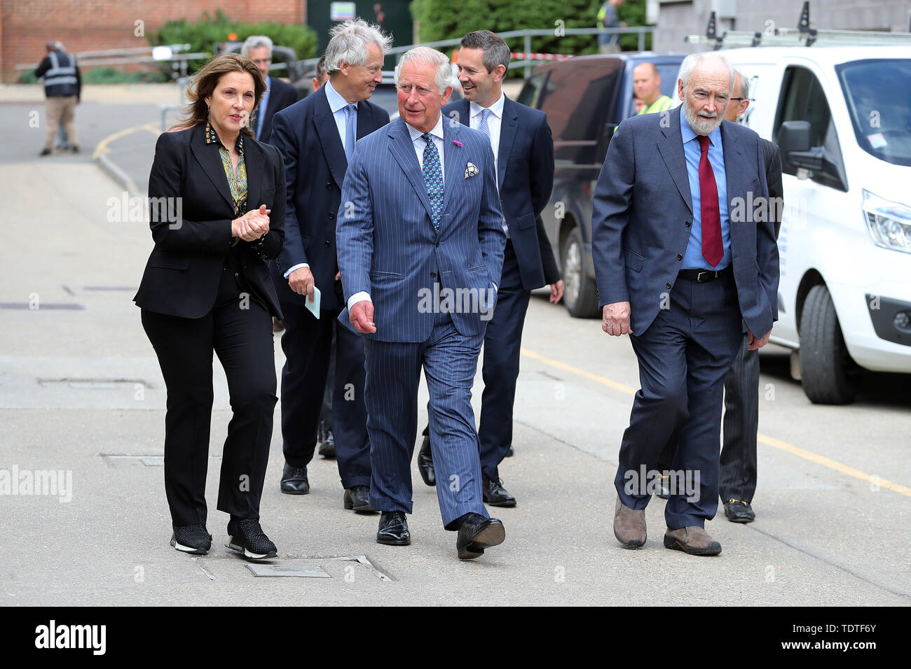 Der Prinz von Wales mit Produzent Barbara Broccoli, die während eines Besuchs auf den Satz des 25. James Bond Film an der Pinewood Studios in Iver Heath, Buckinghamshire. Stockfoto