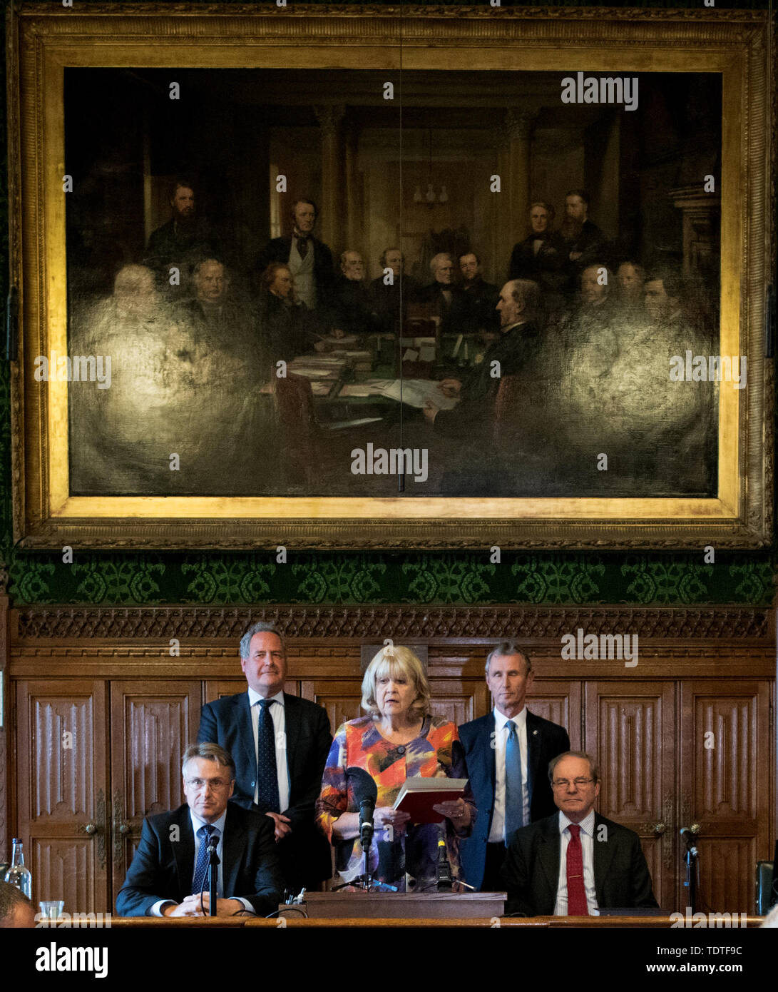 (Von links nach rechts) Charles Walker, Bob Blackman, Dame Cheryl Gillan, Nigel Evans und Geoffrey Clifton-Brown verkünden die Ergebnisse der fünften Wahlgang der Tory Führung Abstimmung im Parlament in Westminster, London. Boris Johnson und Jeremy Hunt kämpft der nächste Ministerpräsident zu werden, nachdem Michael Gove wurde in der letzten Runde der Abstimmung von MPs eliminiert. Stockfoto