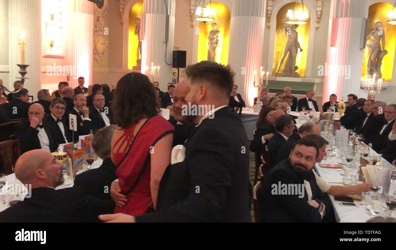 Bildschirmfoto aus dem Video des Klimawandels Aktivisten im Mansion House in London, wo sie eine Rede von Bundeskanzlerin Philip Hammond bei der jährlichen Bankiers und Kaufleute Abendessen unterbrochen. Stockfoto